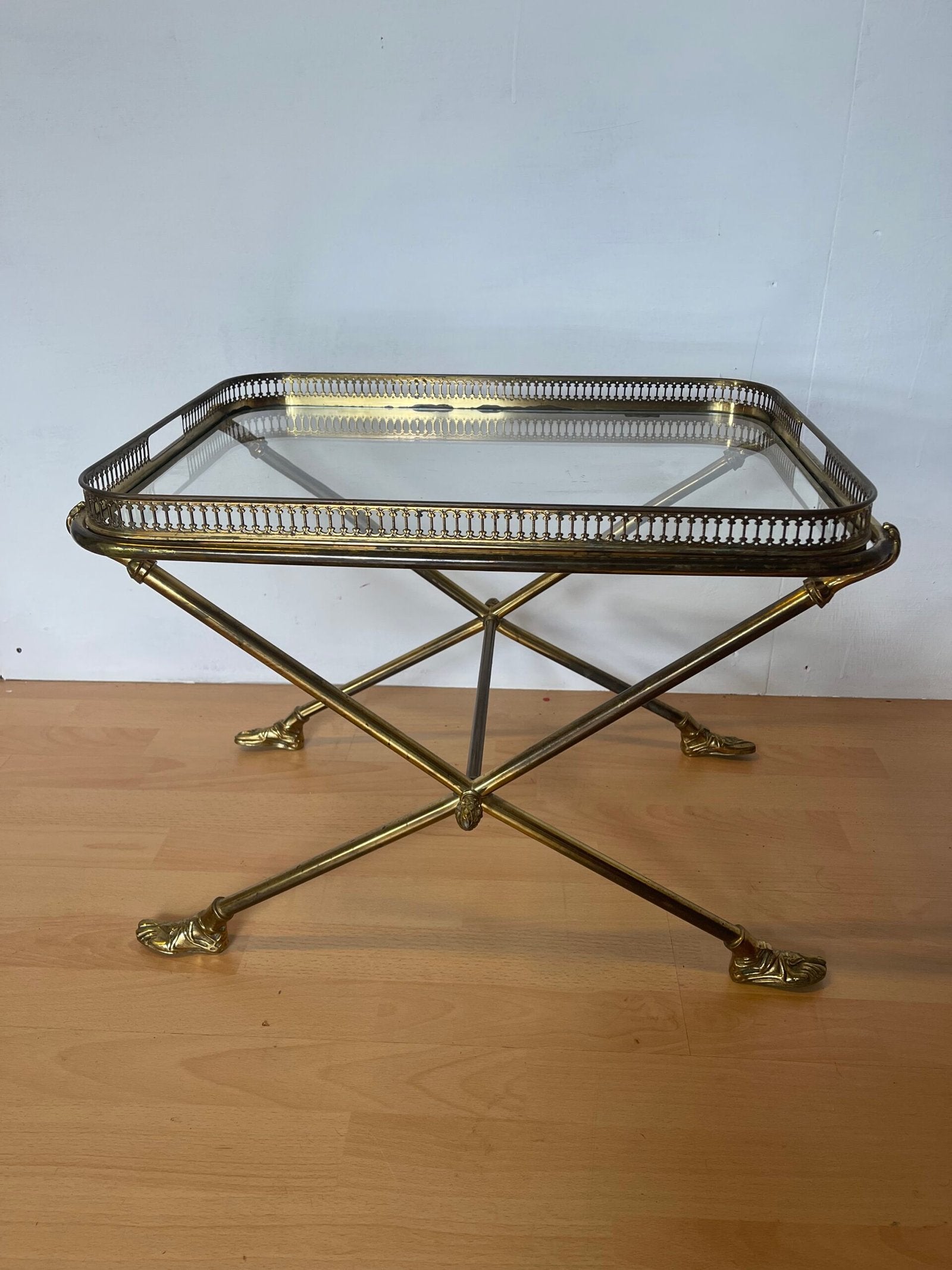 Tavolino in Ottone e Vetro con Piedi a Forma di Sandalo – Stile Hollywood Regency