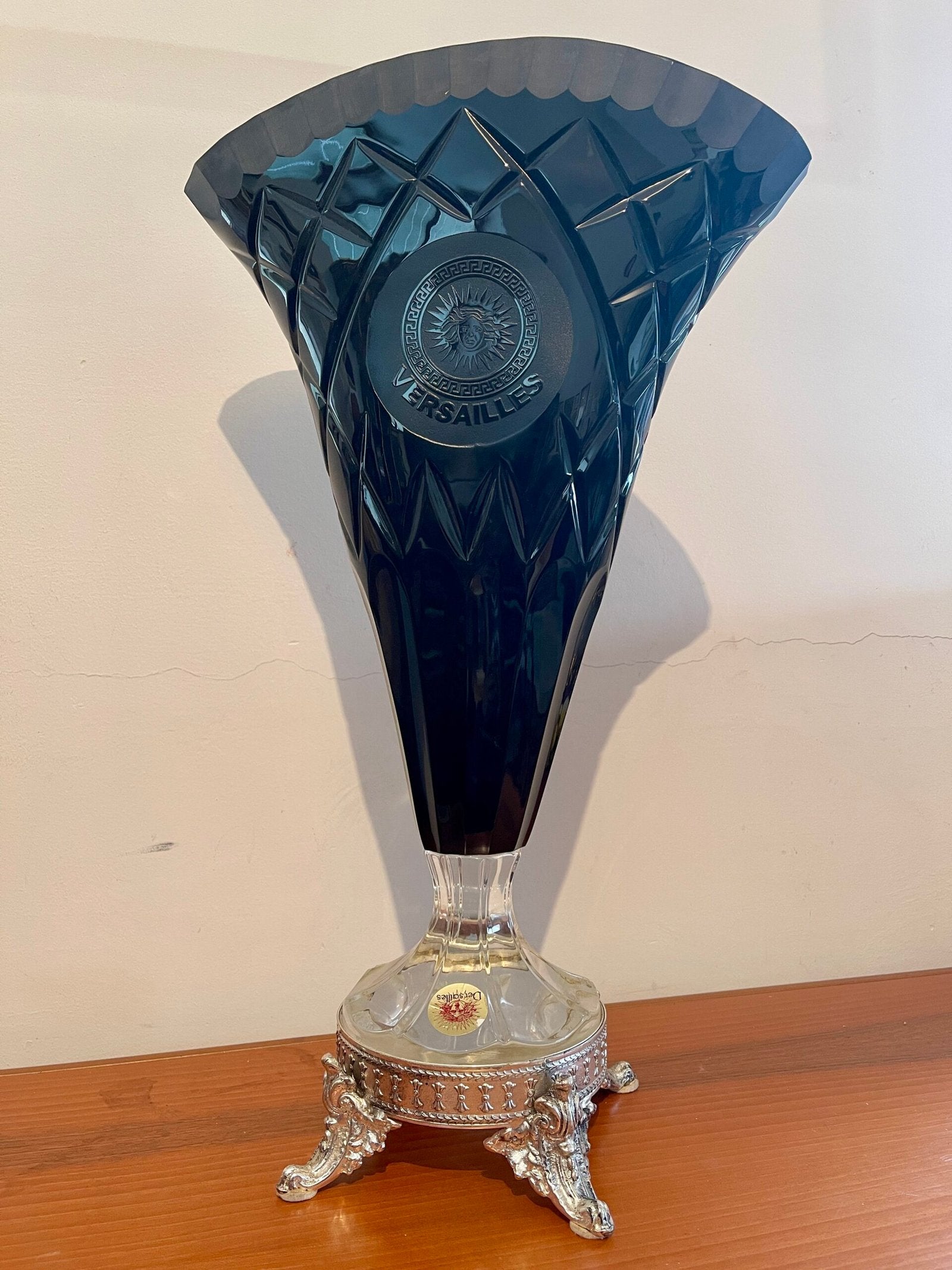 Vaso in Cristallo Versailles con Incisione Solare e Base Dorata