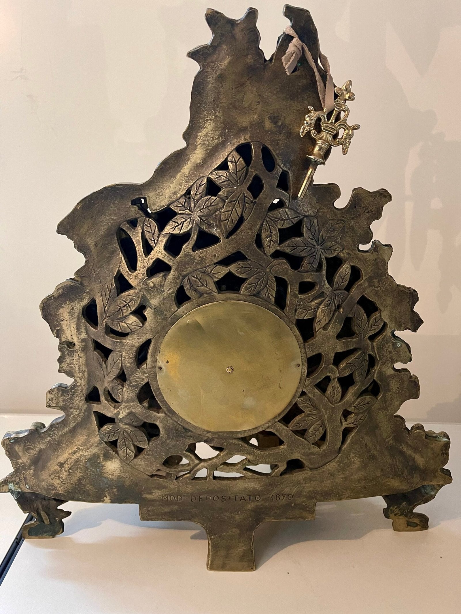 Orologio da caminetto in bronzo con scena di caccia a cavallo