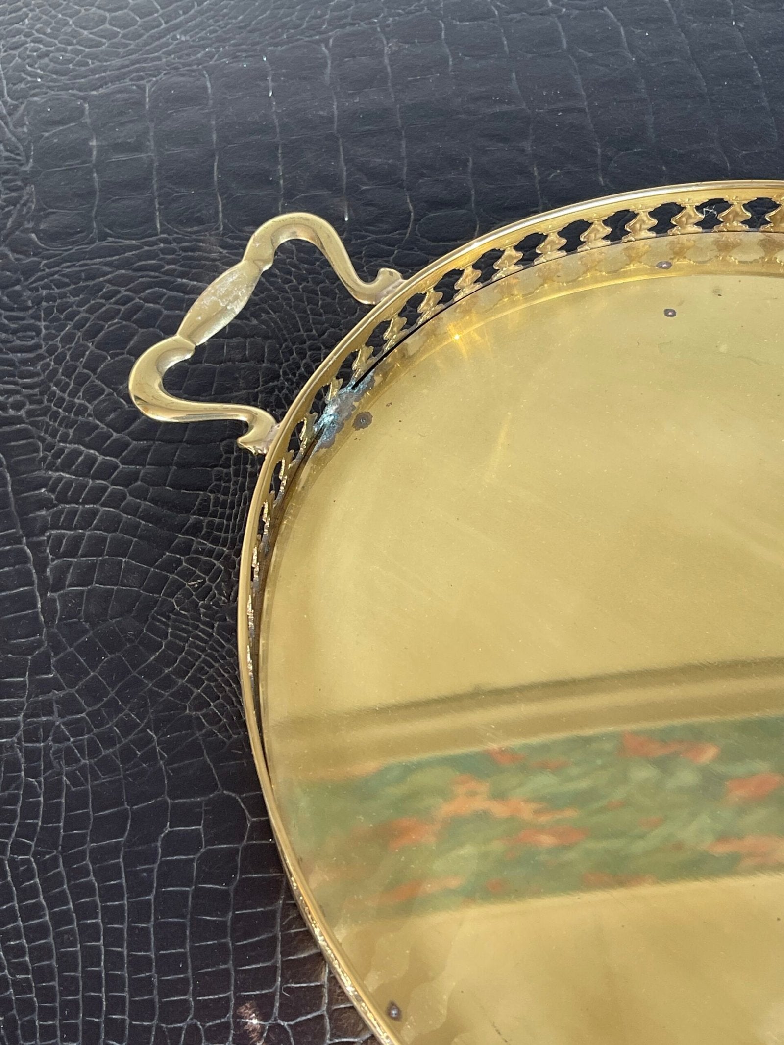 Vassoio Elegante in Metallo Dorato con Bordo Traforato