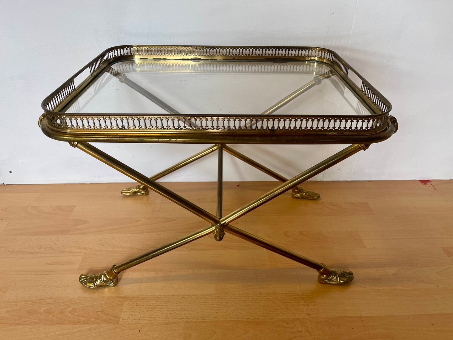 Tavolino in Ottone e Vetro con Piedi a Forma di Sandalo – Stile Hollywood Regency