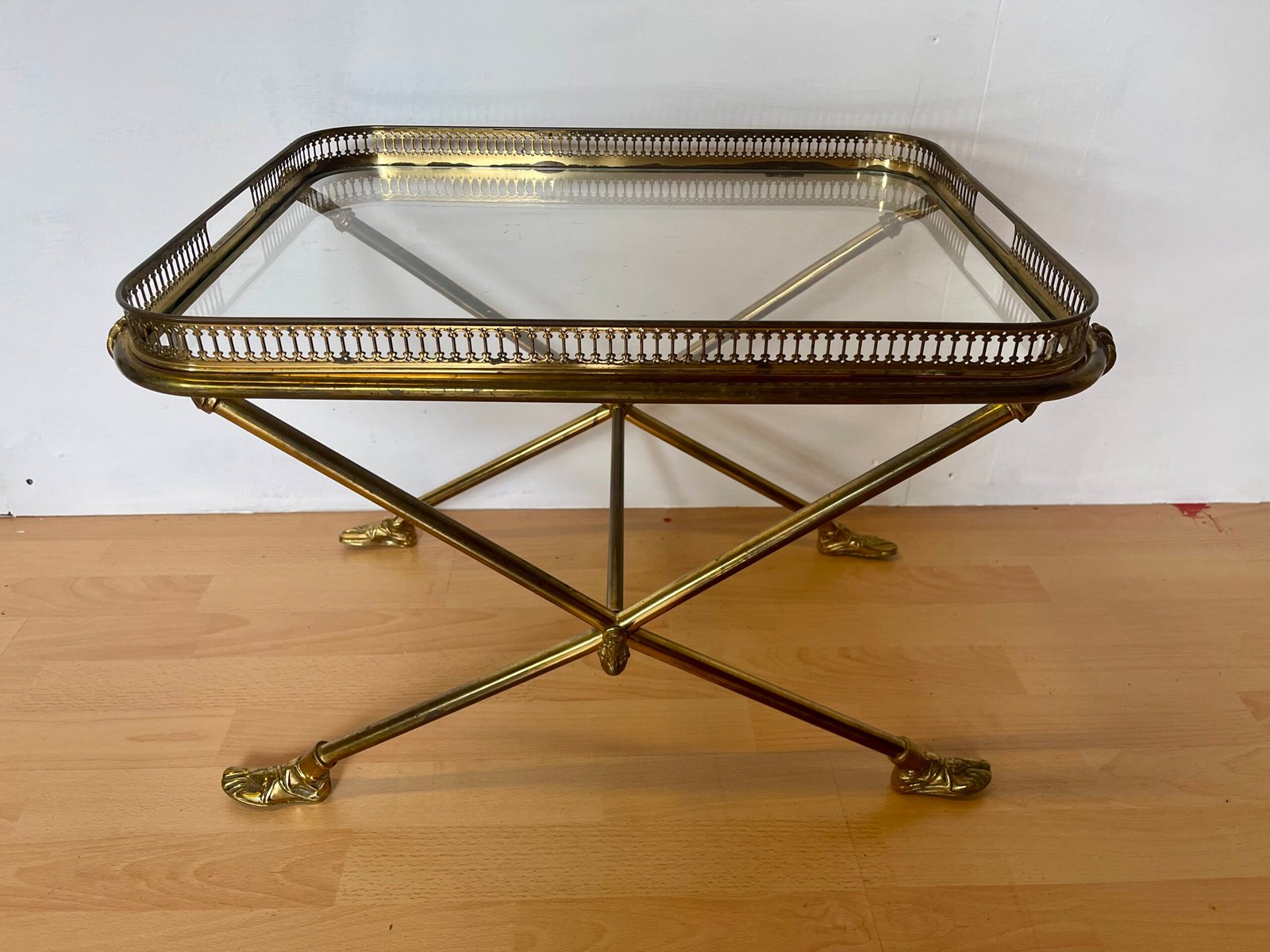 Tavolino in Ottone e Vetro con Piedi a Forma di Sandalo – Stile Hollywood Regency