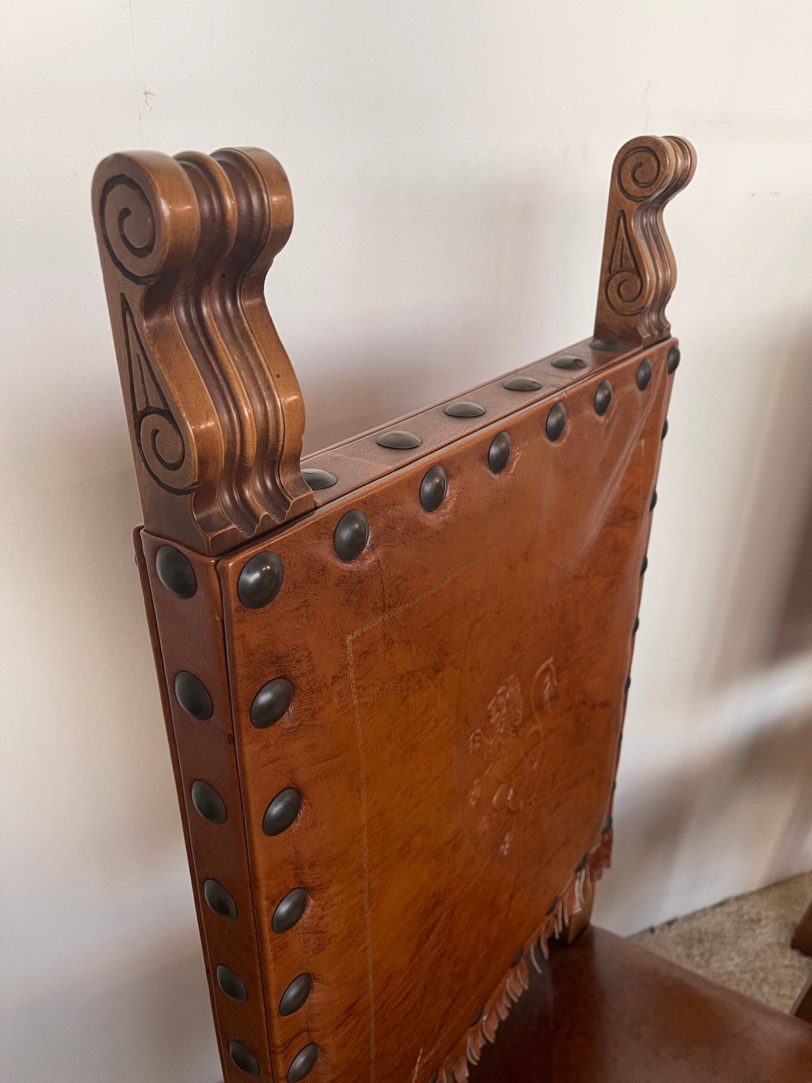 Coppia di sedie in stile rinascimentale spagnolo con cuoio lavorato