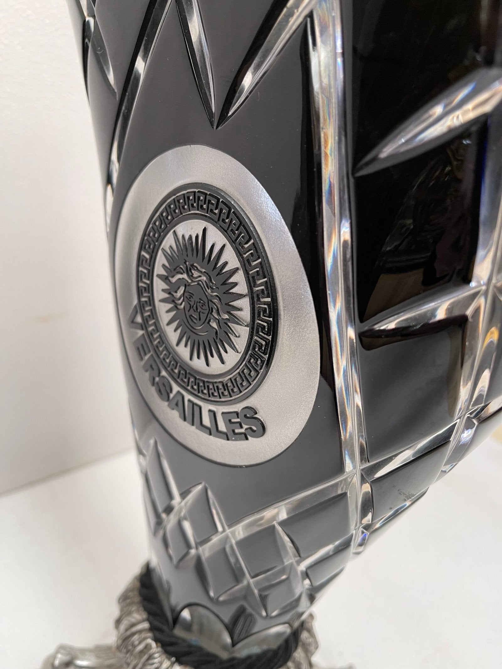 Vaso a ventaglio in cristallo nero inciso “Versailles” – Base barocca in stile argento