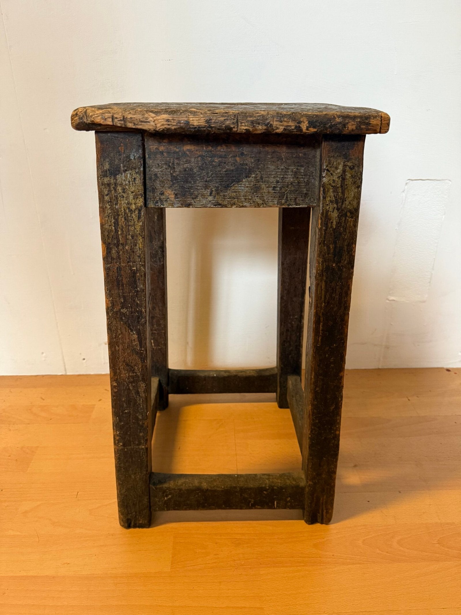 Sgabello Contadino Primitivo in Legno Massiccio Patinato