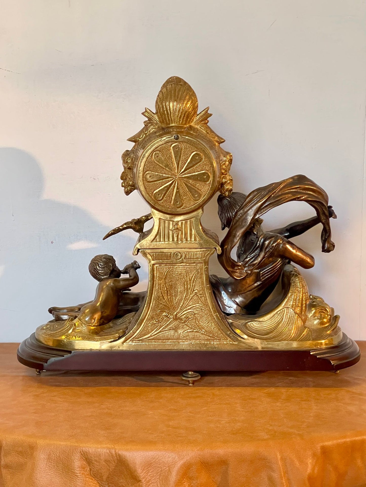 "Maestro del Tempo: orologio Scultoreo con Donna e Bambino"