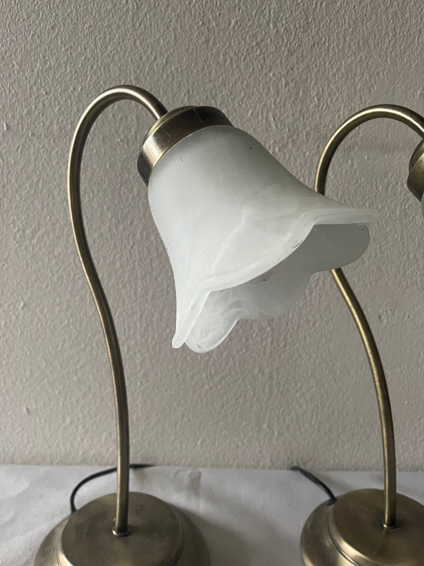 Coppia di lampade da tavolo vintage con base in Ottone e Vetro Opalescente