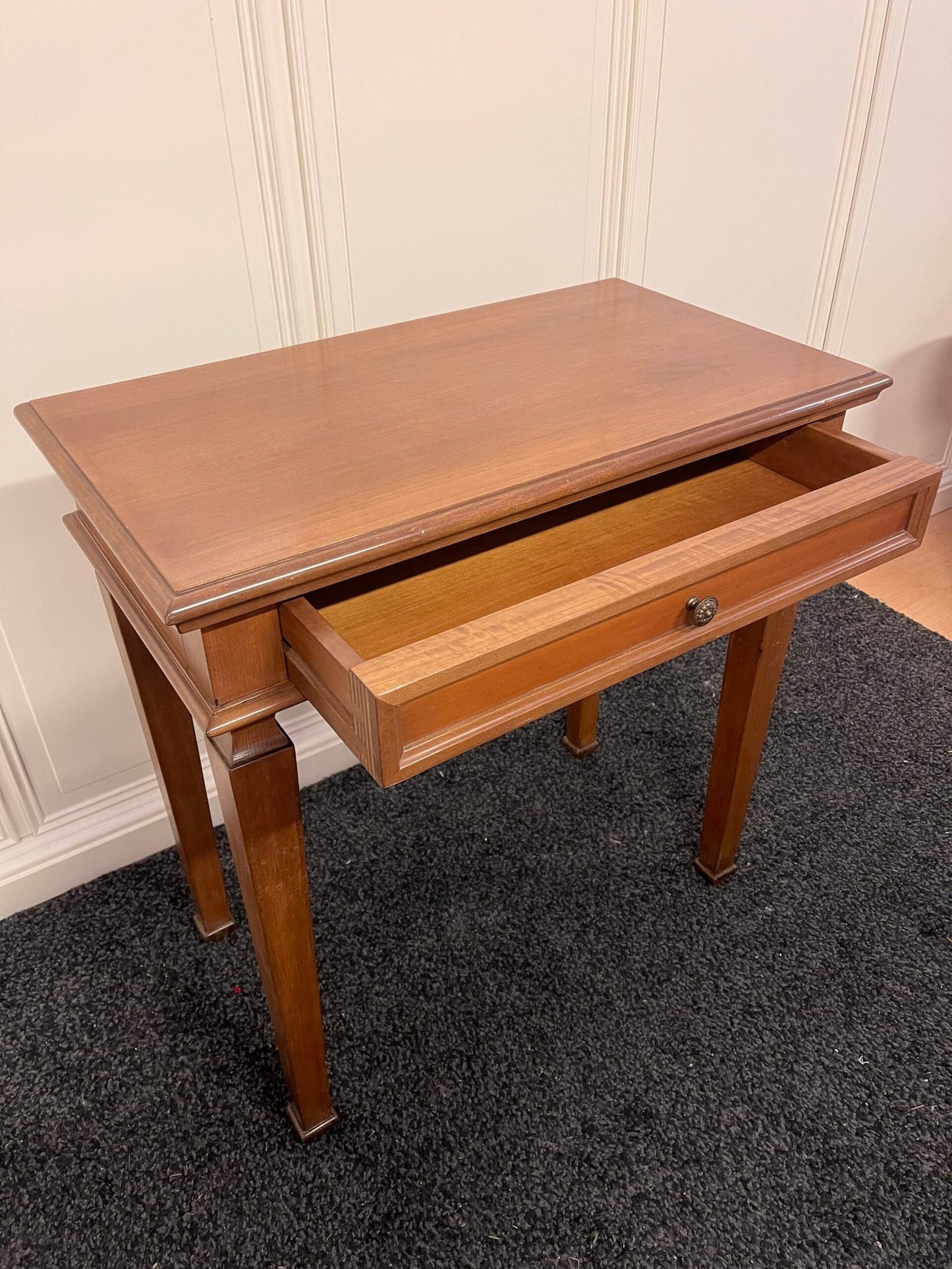 Tavolino in legno con cassetto – stile classico