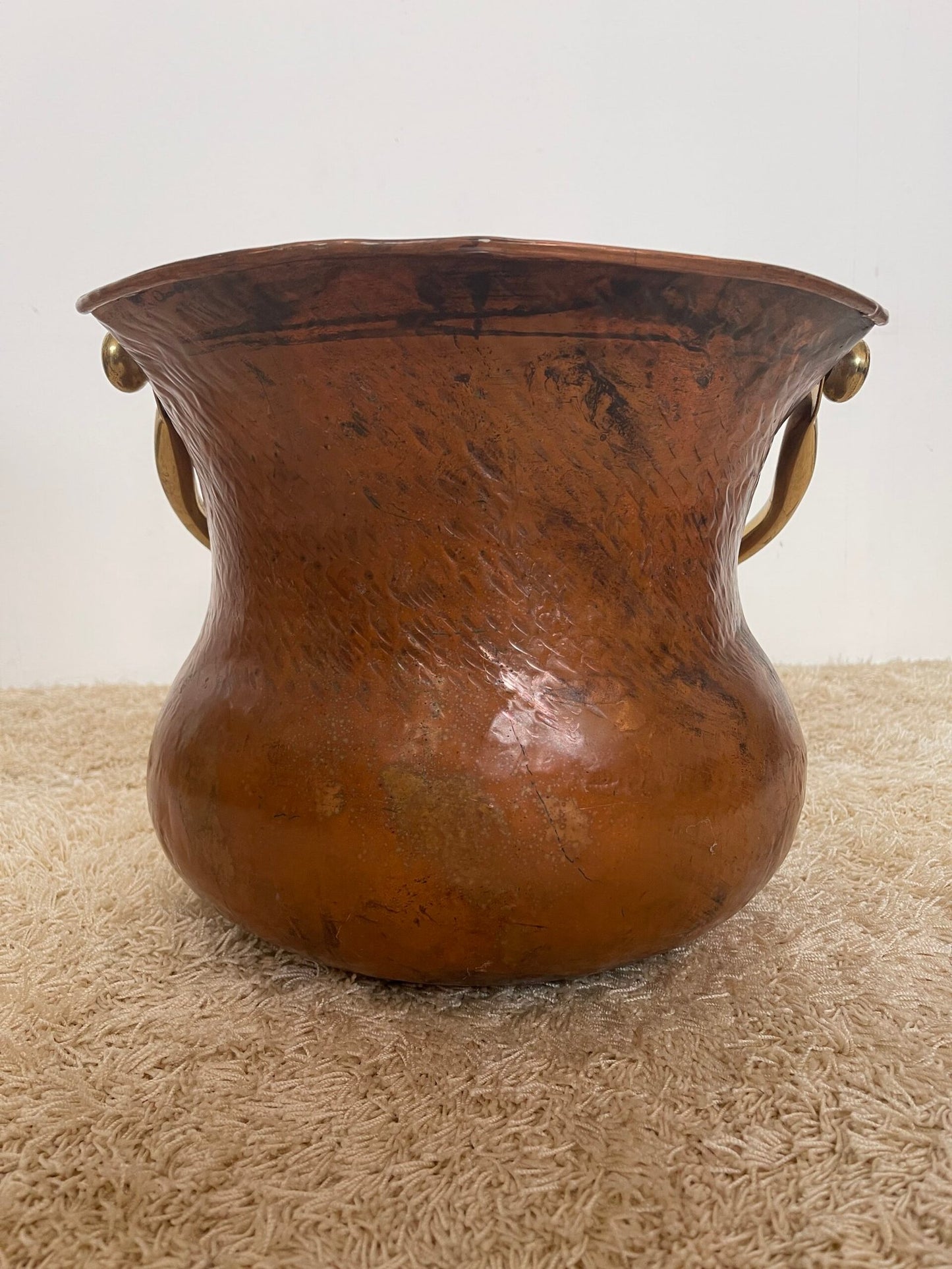 Antico secchio porta carbone in rame martellato con manico in ottone – Stile rustico vintage