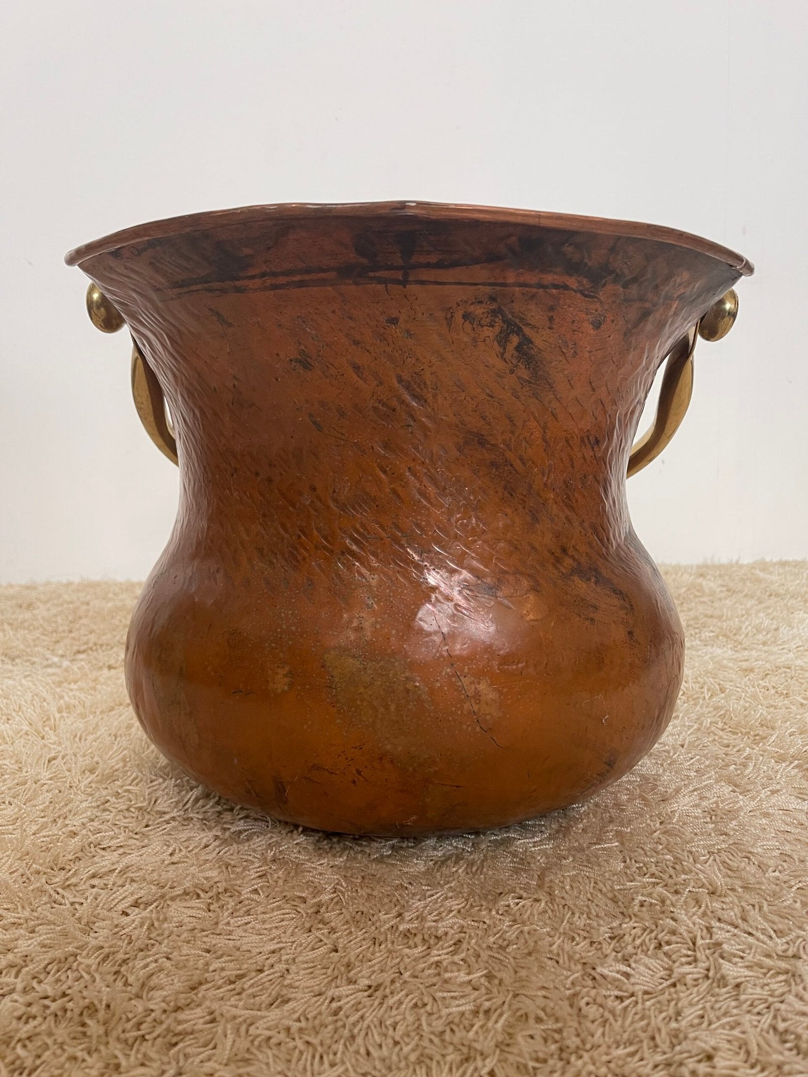 Antico secchio porta carbone in rame martellato con manico in ottone – Stile rustico vintage