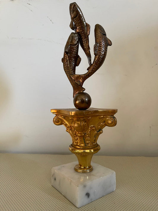 Scultura Decorativa in Metallo – Coppia di Pesci su Base Dorata e Marmo