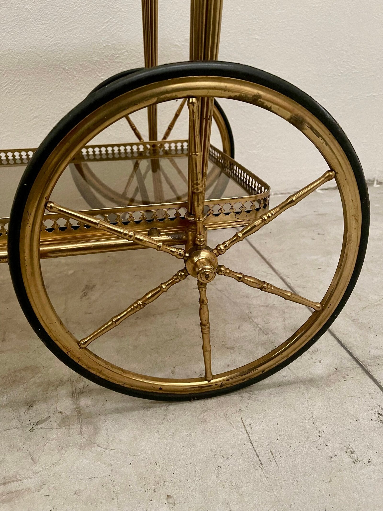 Carrello da tè vintage in ottone con ruote grandi - stile francese