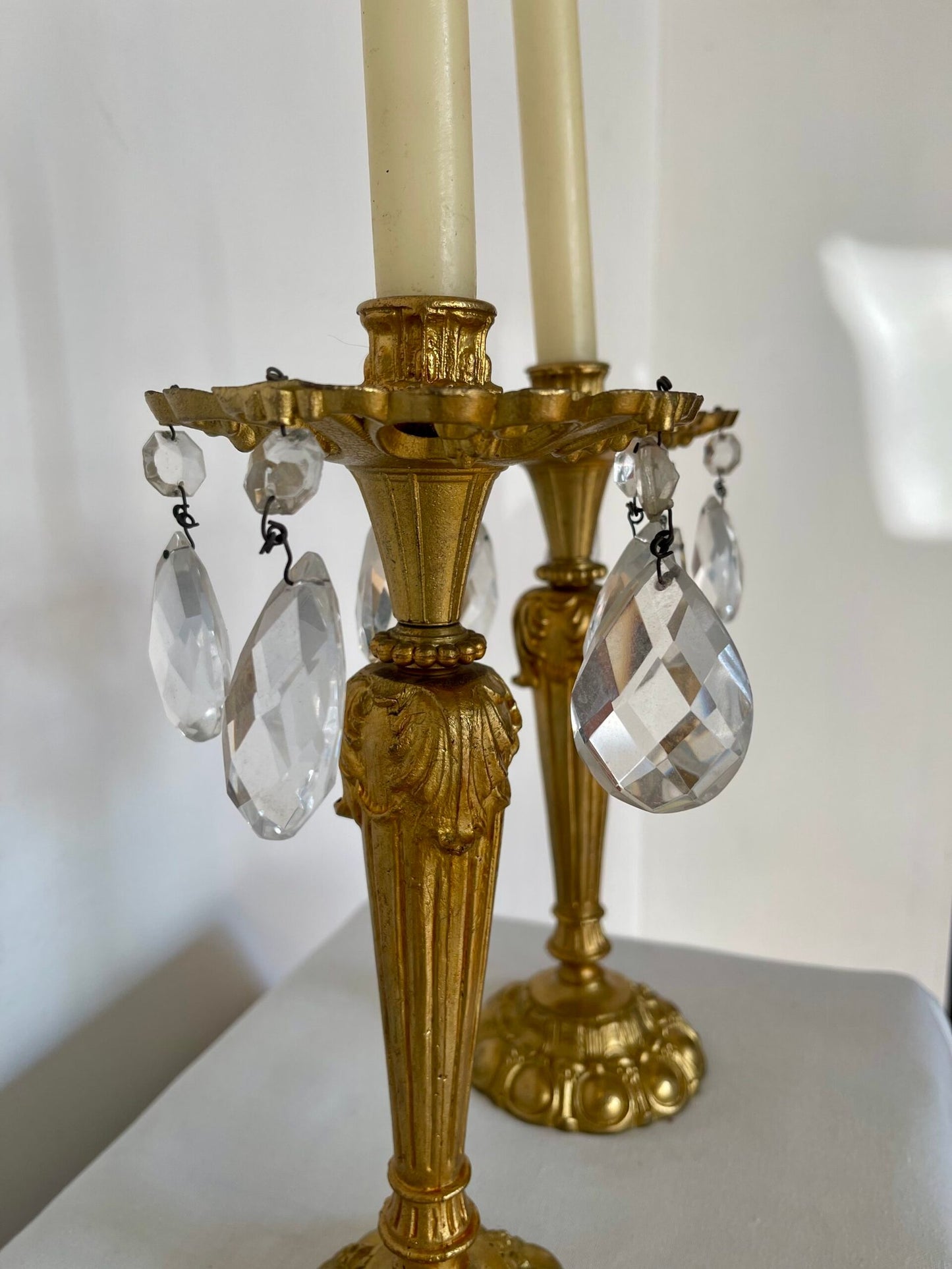 Coppia di Candelieri Antichi in Bronzo/Ottone con Cristalli