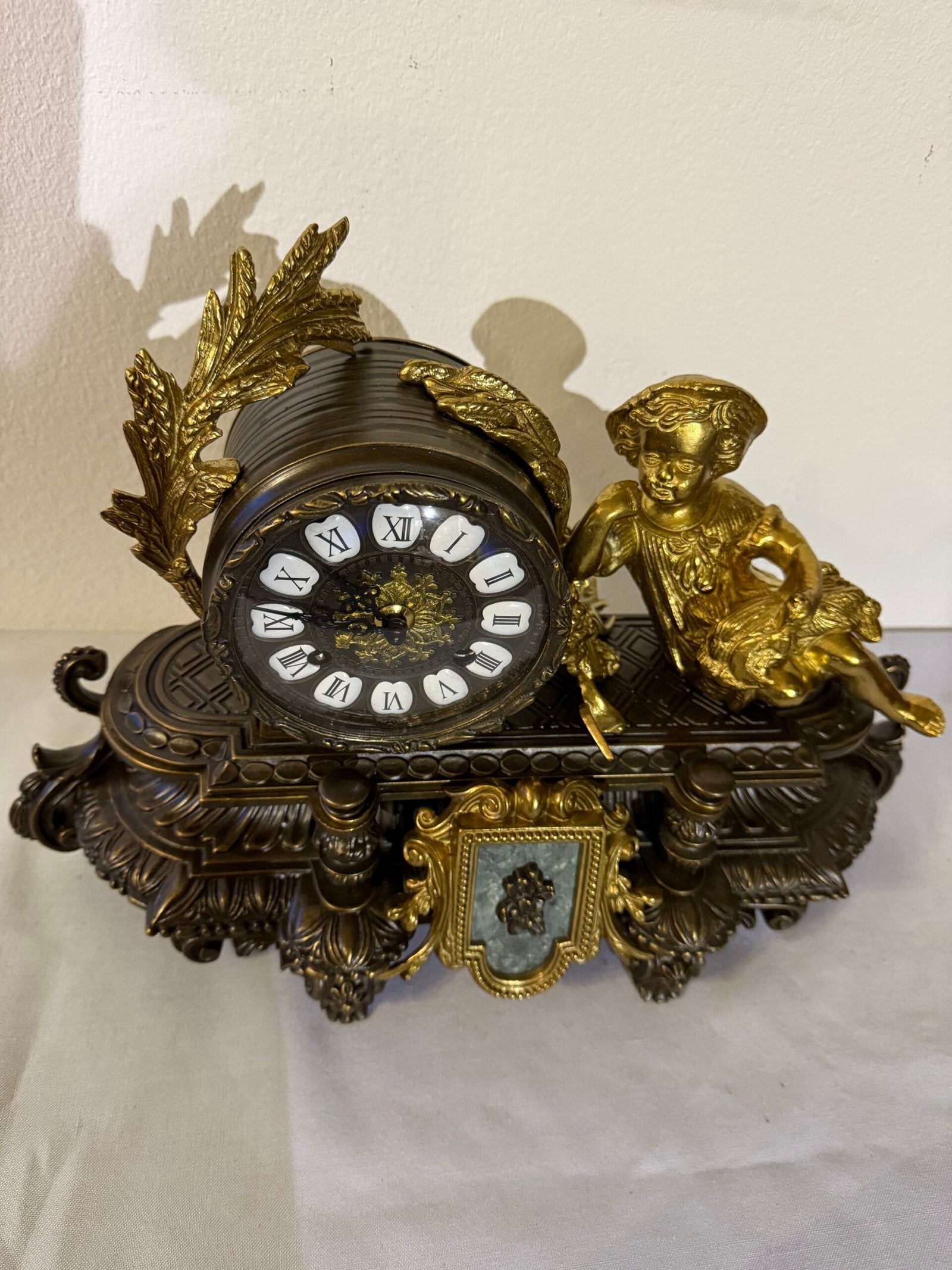 orologio da tavolo in Bronzo Dorato con Putto e Dettagli Classici