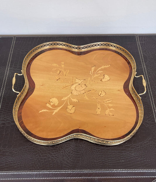 Vassoio in legno intarsiato, dal design elegante e raffinato, è un autentico capolavoro artigianale.
