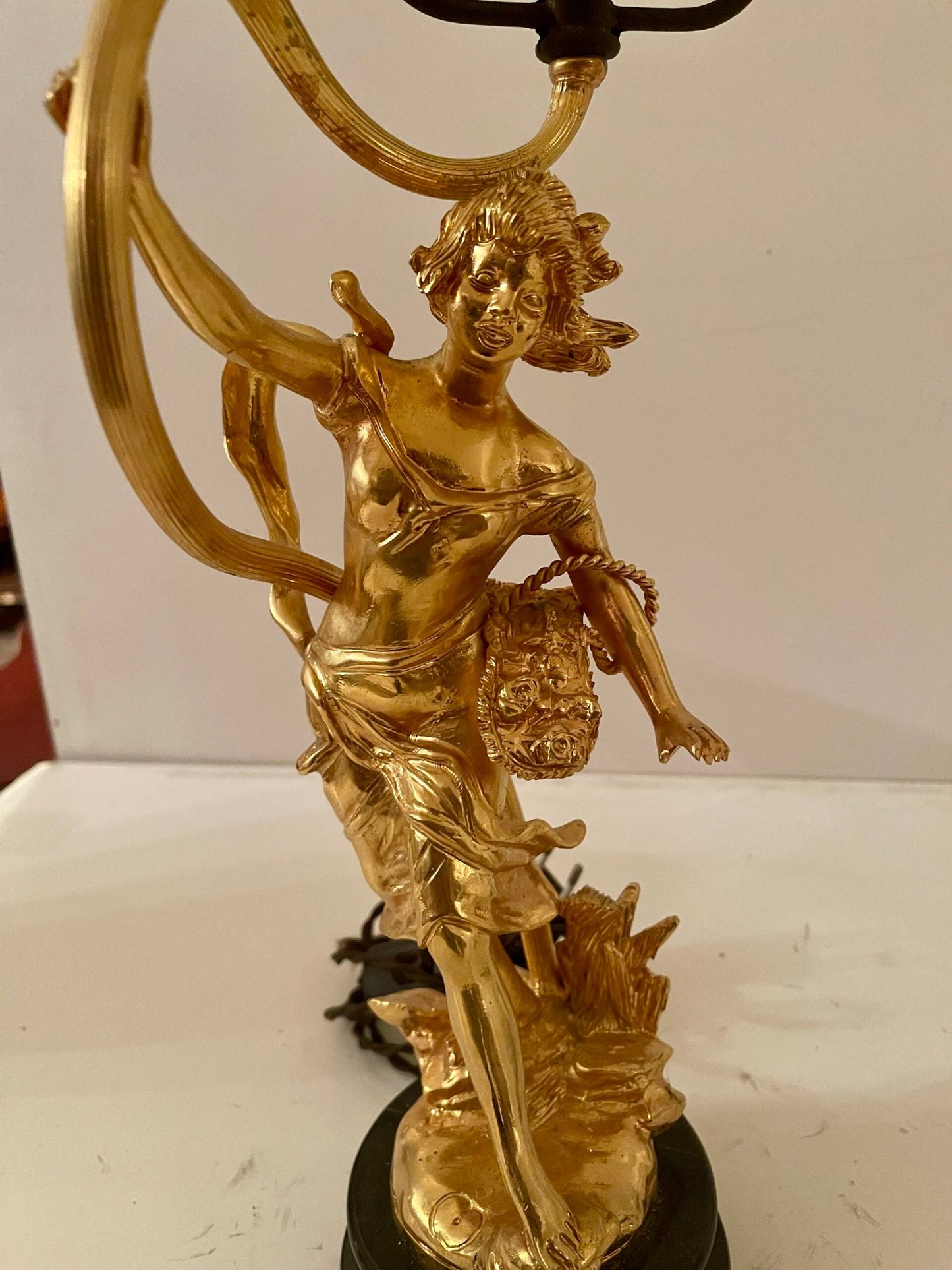 «Luce Neoclassica» - Coppia di lampade da tavolo con figure dorate