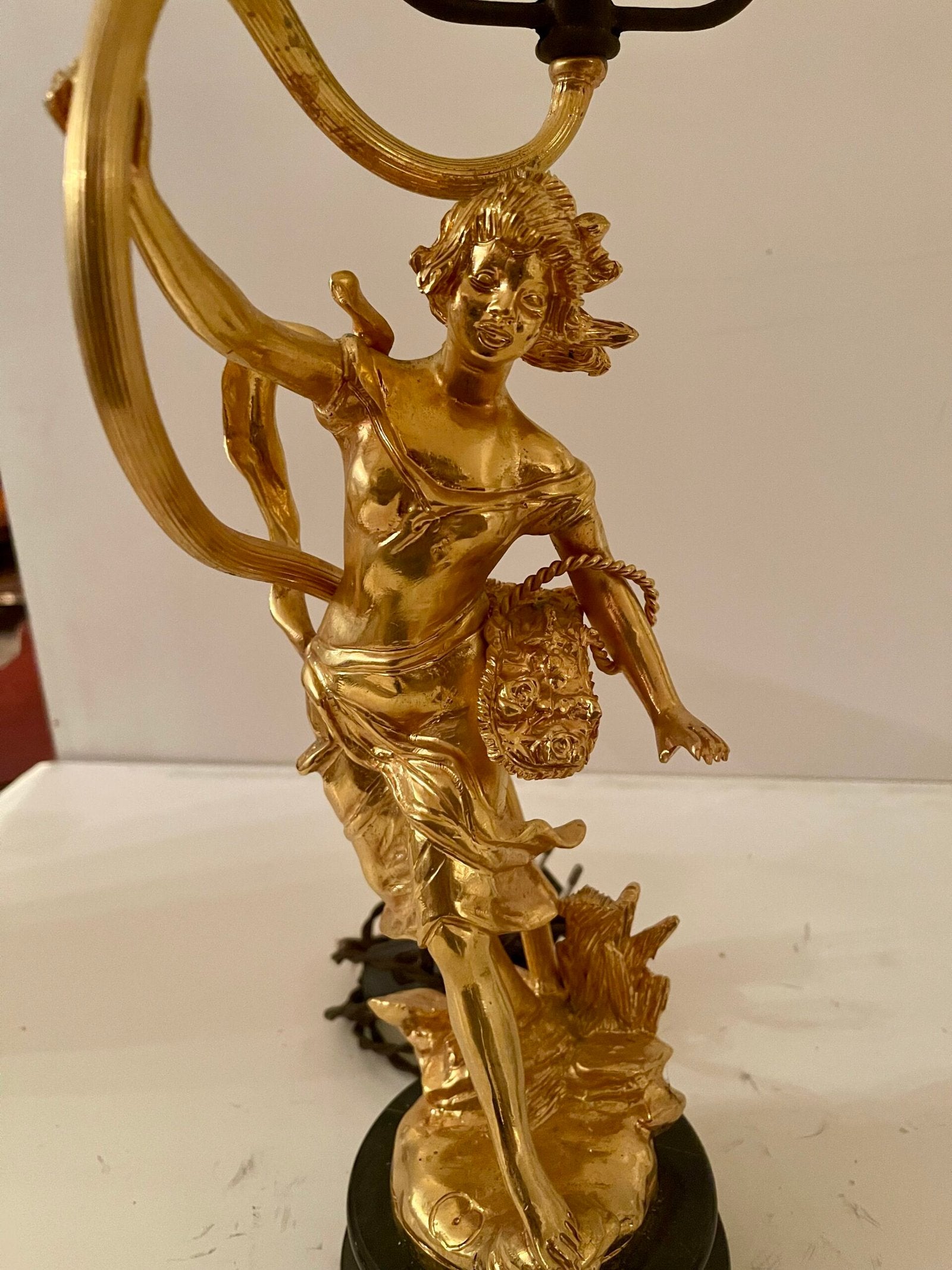 «Luce Neoclassica» - Coppia di lampade da tavolo con figure dorate