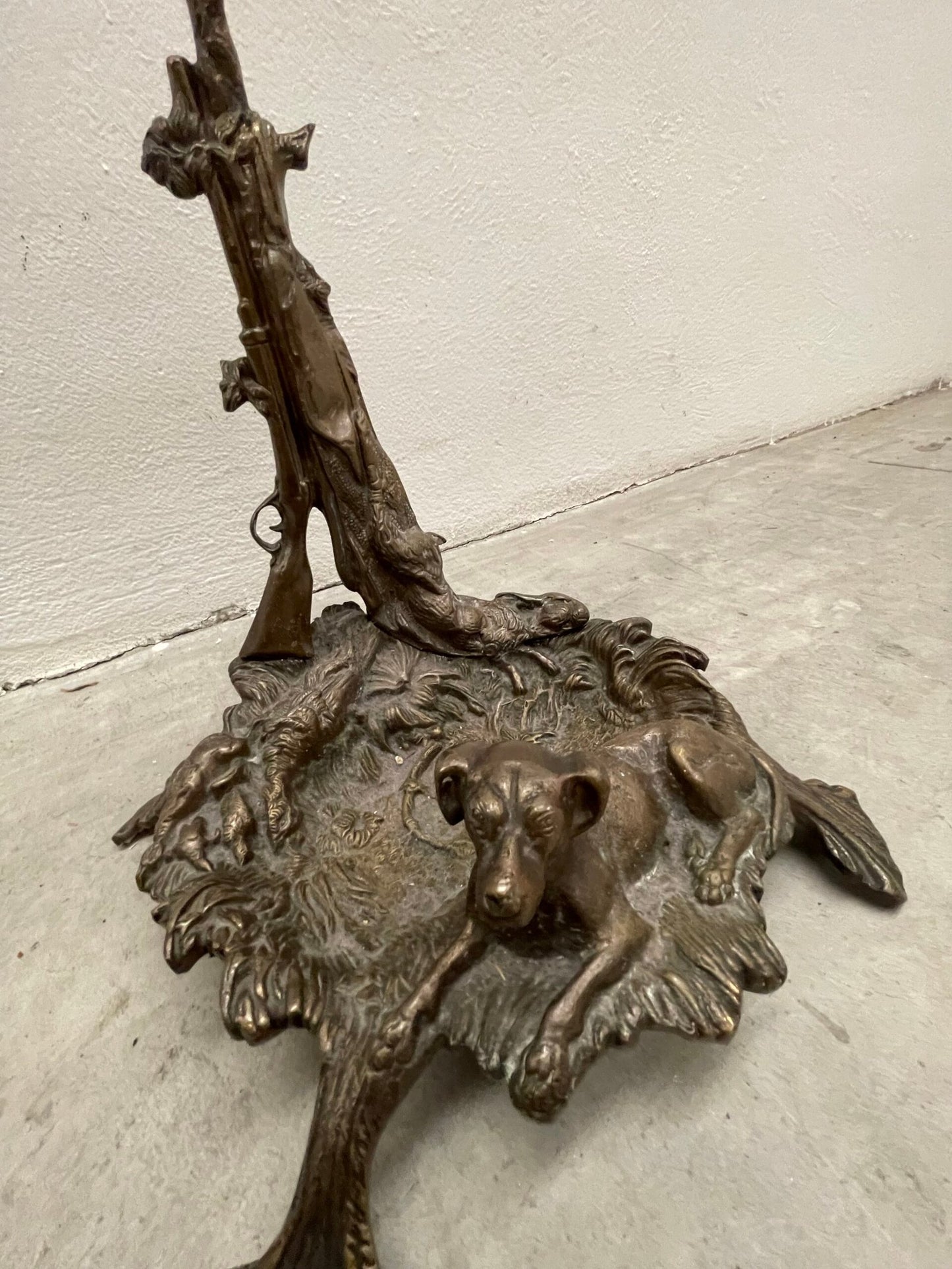 Antico portaombrelli francese del XX secolo in bronzo con figura di cane da caccia