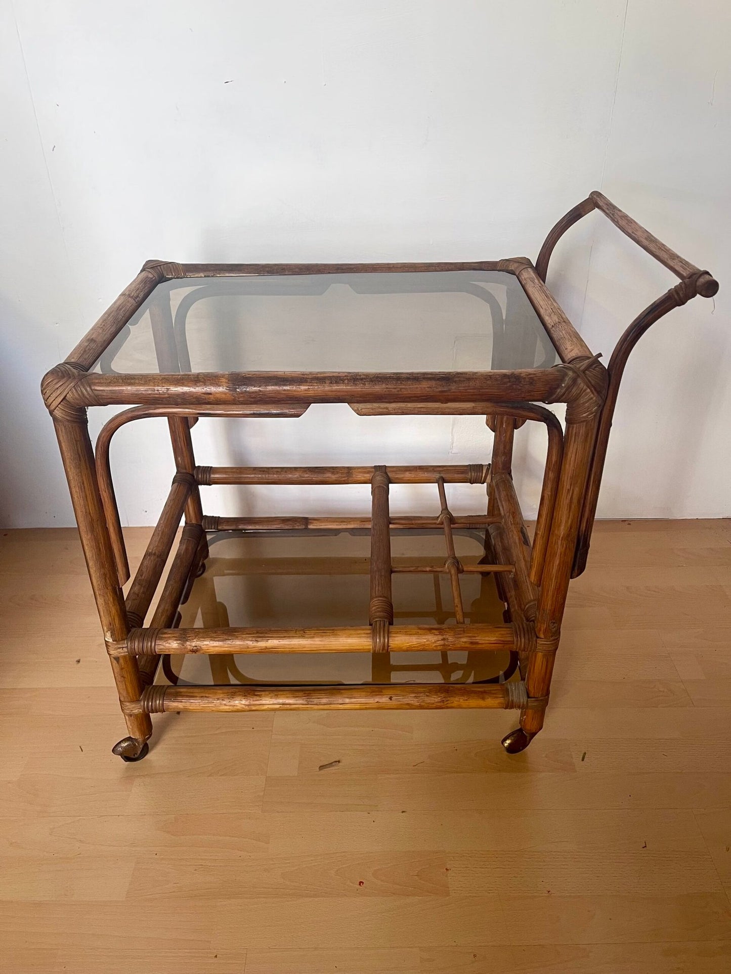Carrello Bar/Portavivande vintage a Rattan e Vetro Fumé