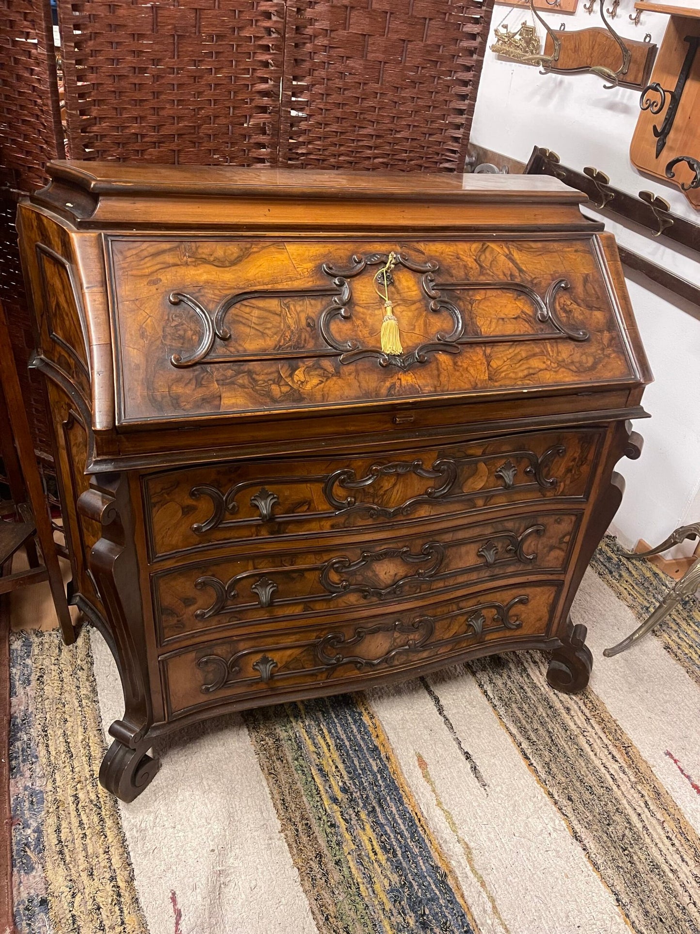 Antico scrittoio a ribalta in noce – Epoca ‘800