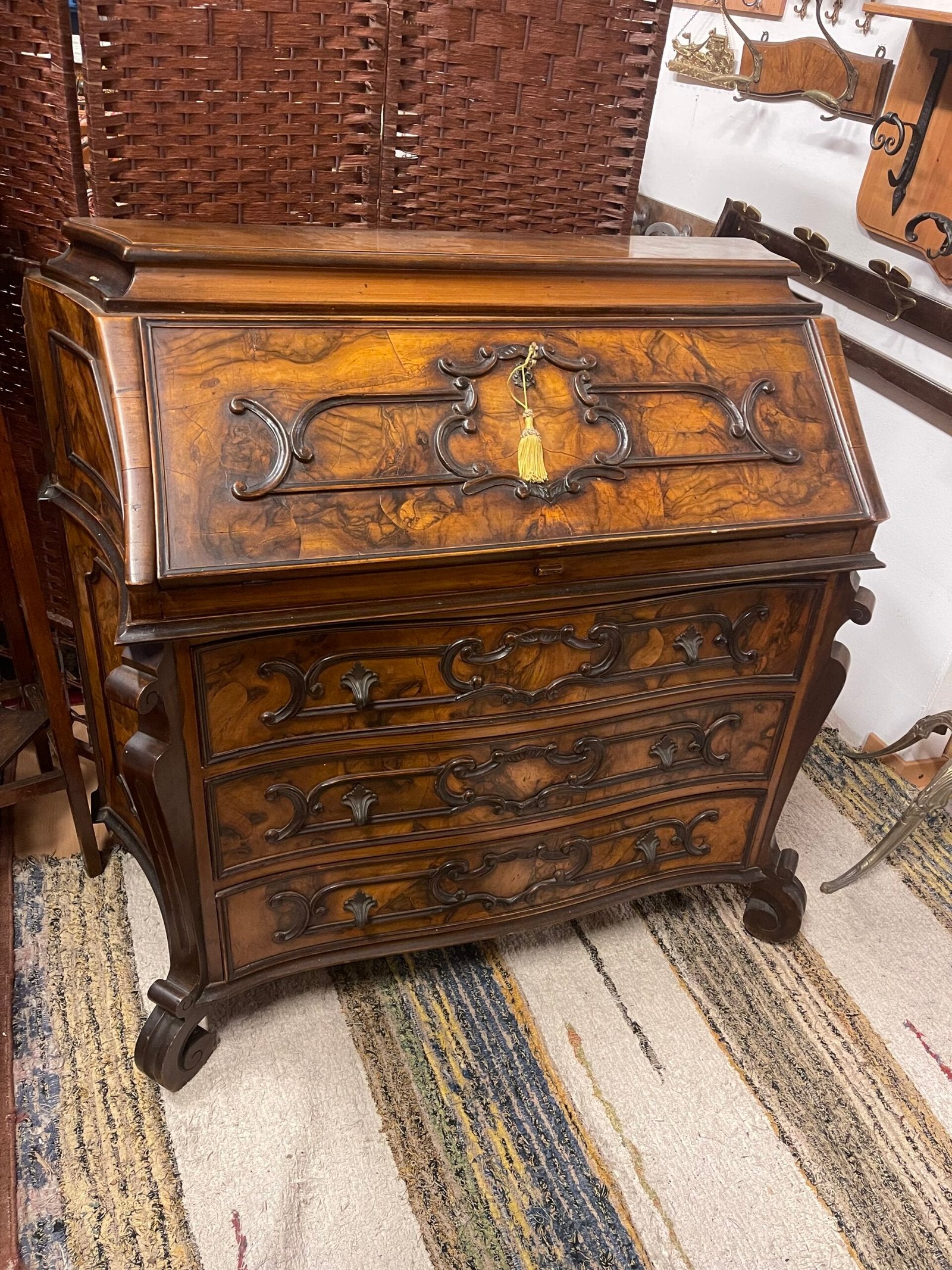 Antico scrittoio a ribalta in noce – Epoca ‘800