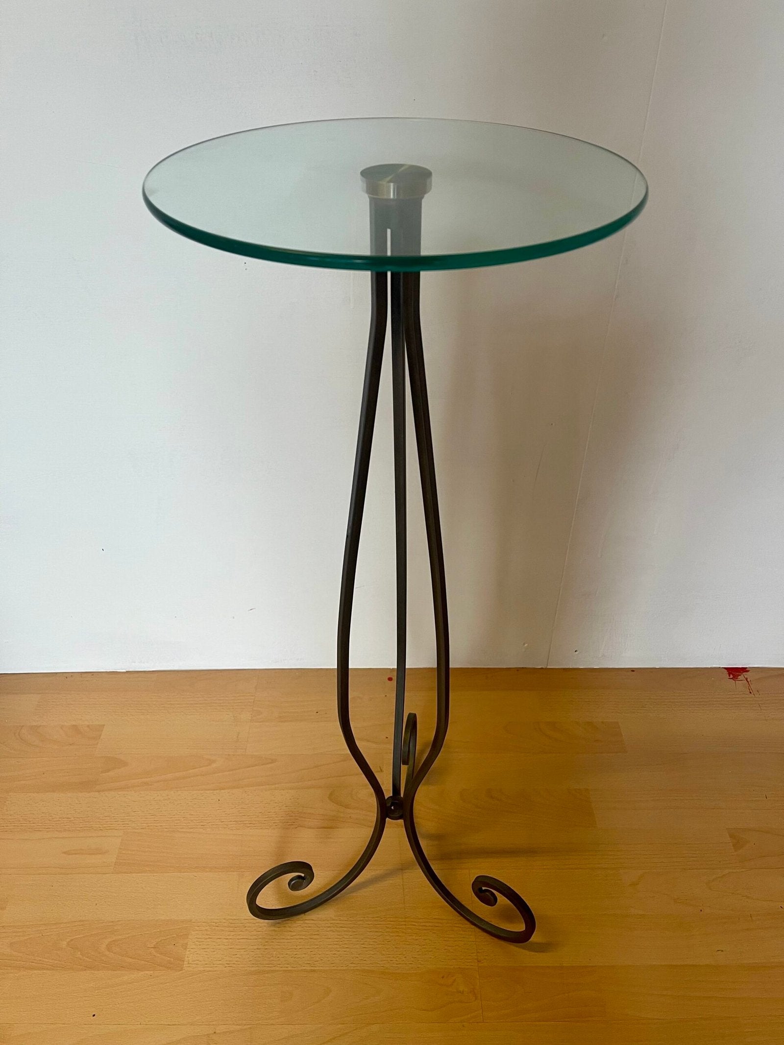 Tavolino in Vetro con Base in Ferro – Elegante e Moderno