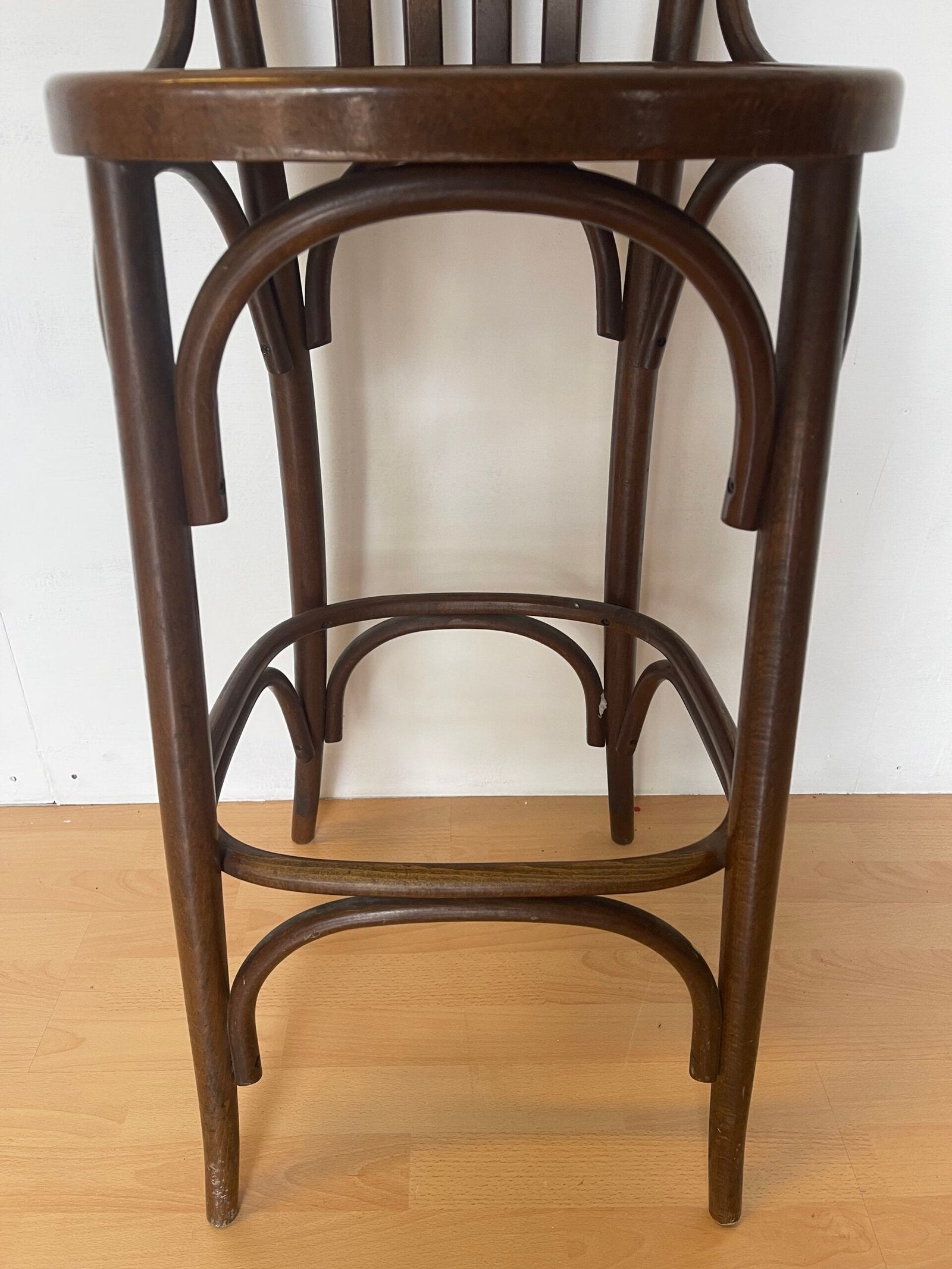 Sgabello Thonet vintage con schienale avvolgente