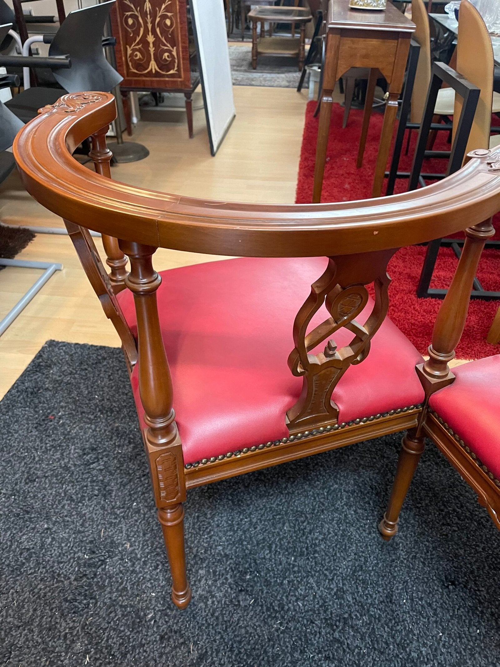 “Sedia da conversazione” d’epoca – legno lavorato e pelle rossa