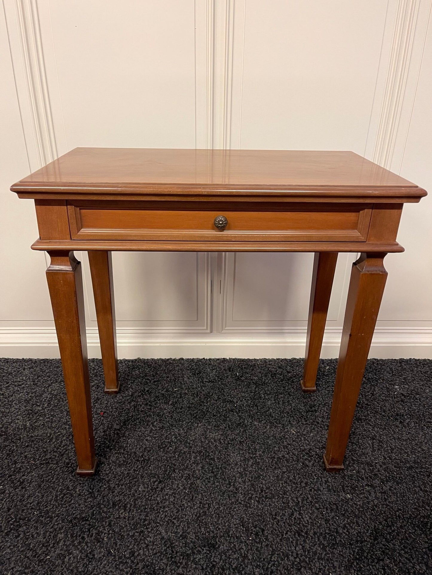 Tavolino in legno con cassetto – stile classico