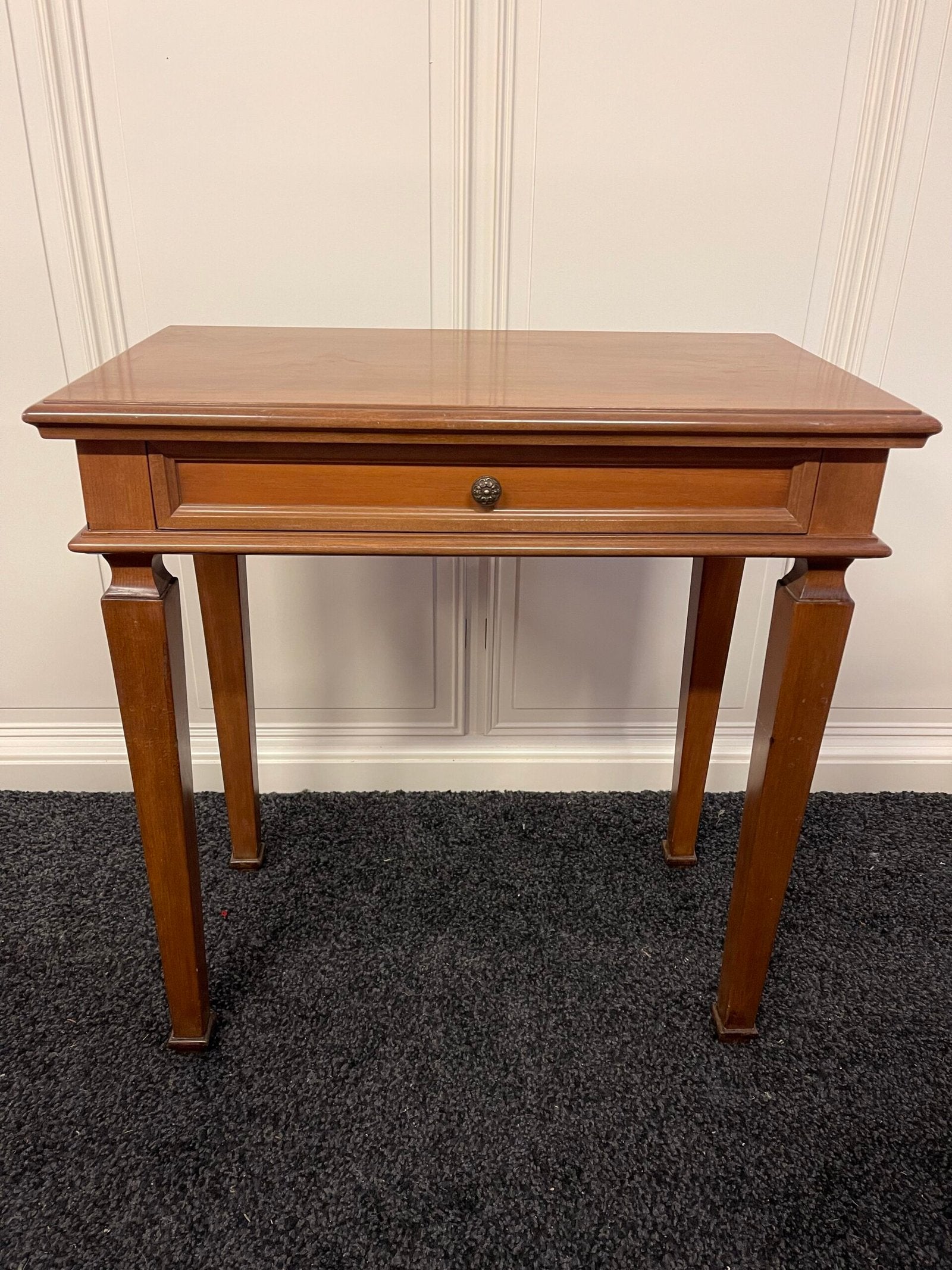 Tavolino in legno con cassetto – stile classico