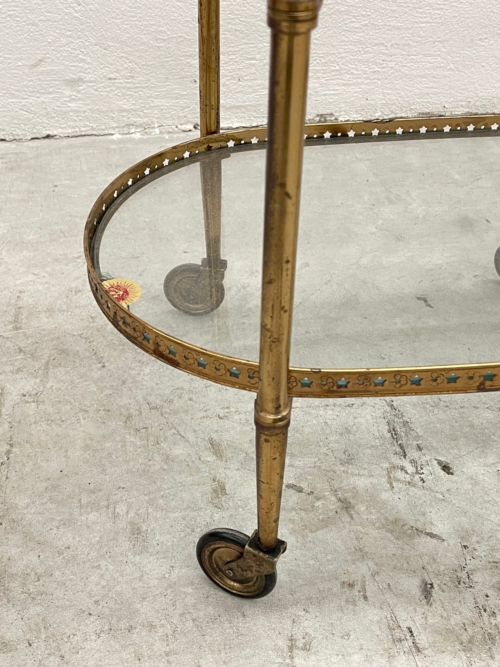 Carrello da bar vintage a tre ripiani, in stile hollywood regency, con struttura in ottone dorato e ripiani in vetro trasparente.