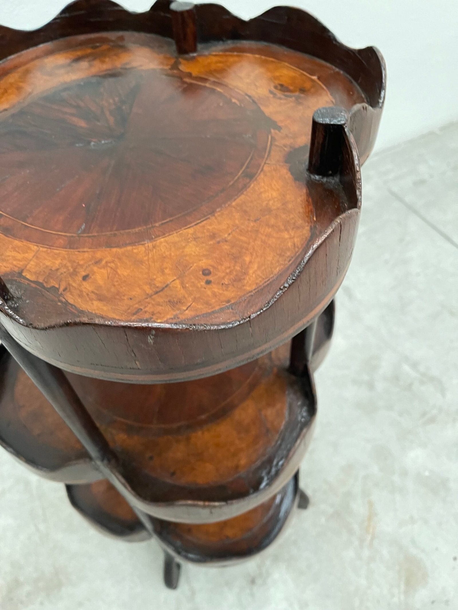 Tavolino Étagère Antico a Tre Ripiani in Legno Intagliato