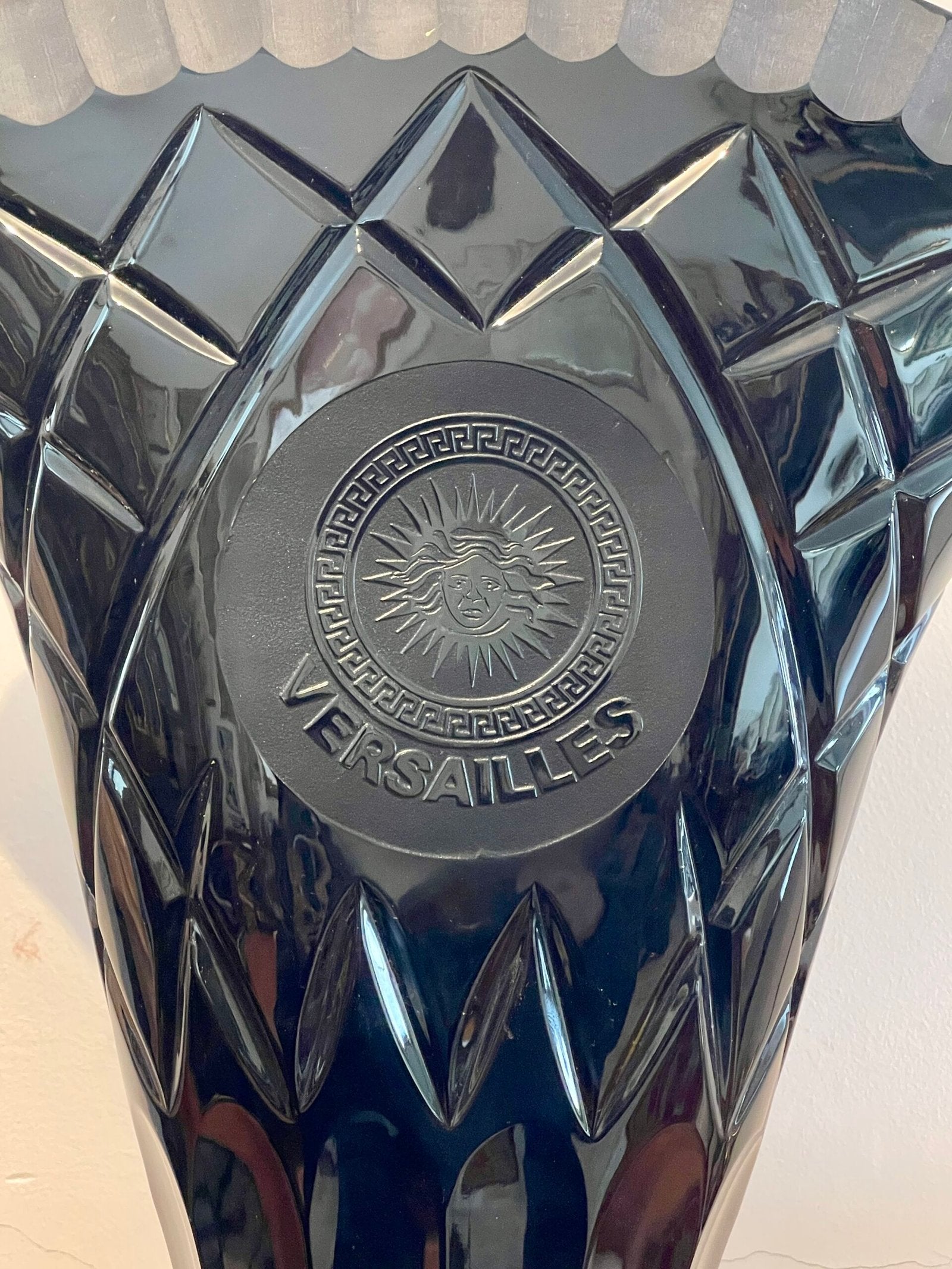 Vaso in Cristallo Versailles con Incisione Solare e Base Dorata