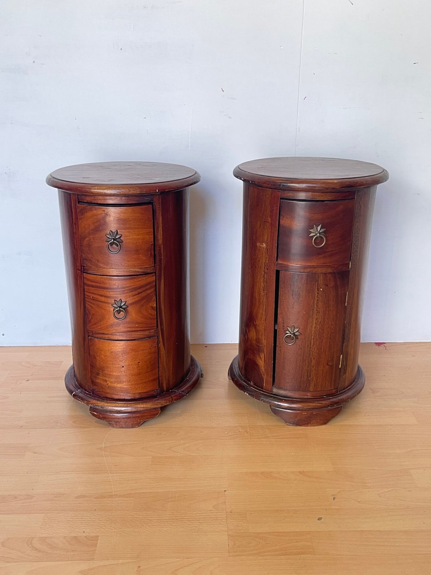 Coppia di Comodini Rotondi in Legno Massello