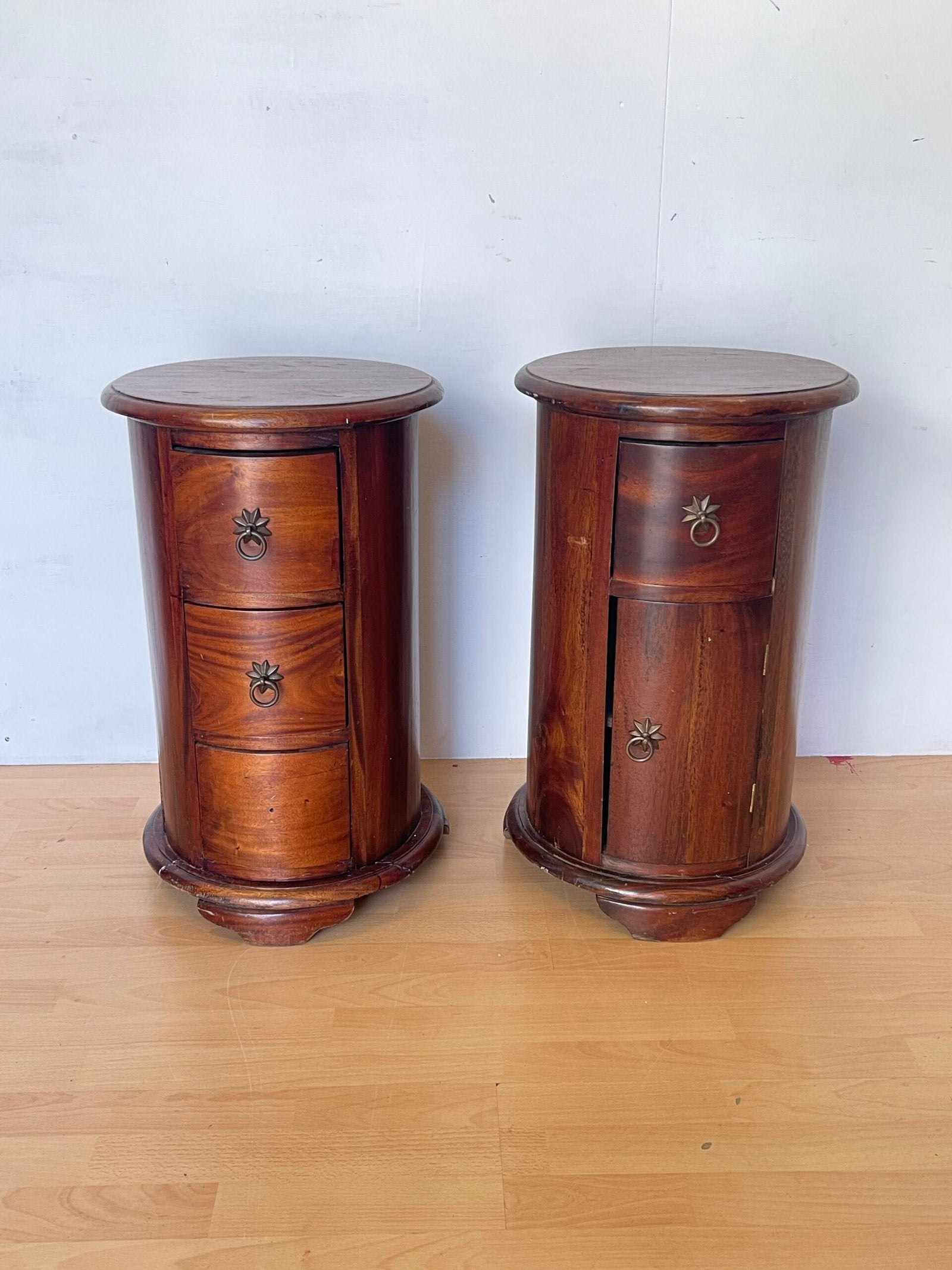 Coppia di Comodini Rotondi in Legno Massello