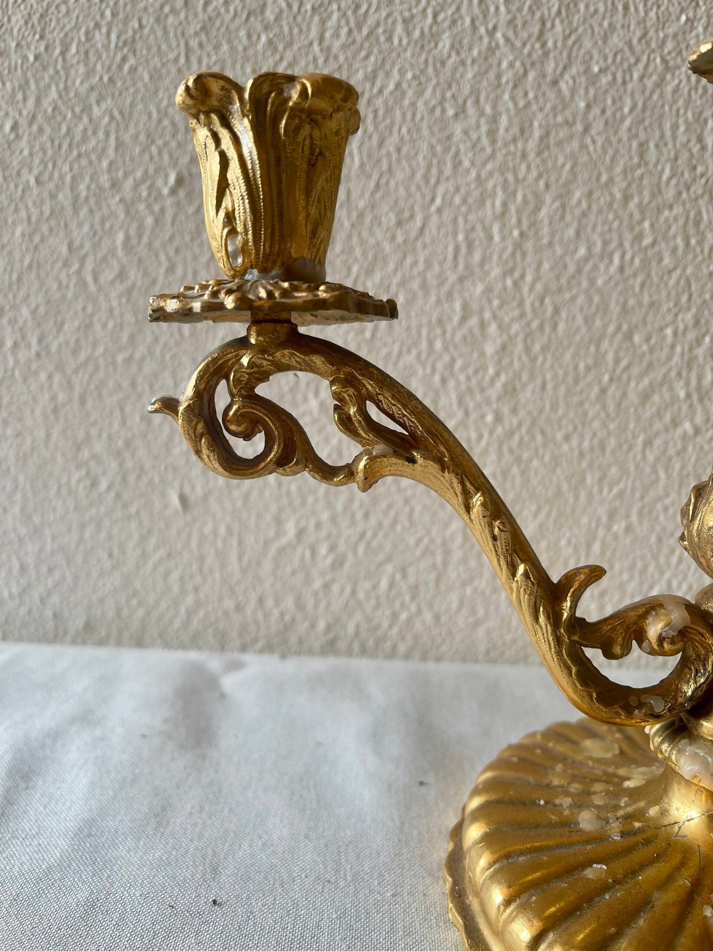 Coppia di candelabri Rococò in bronzo dorato