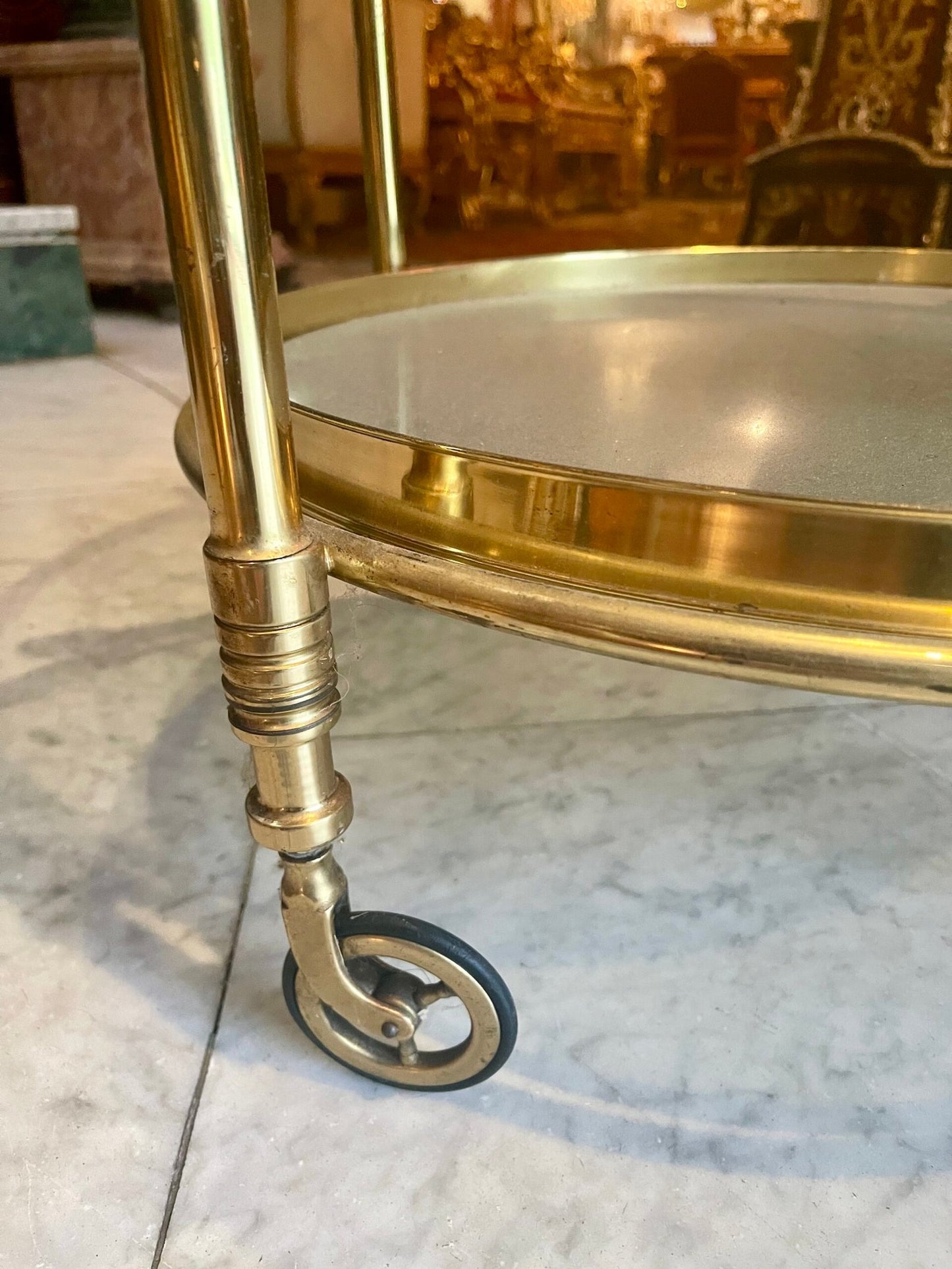 Carrello bar tondo in ottone con piani in vetro fumé, anni 60