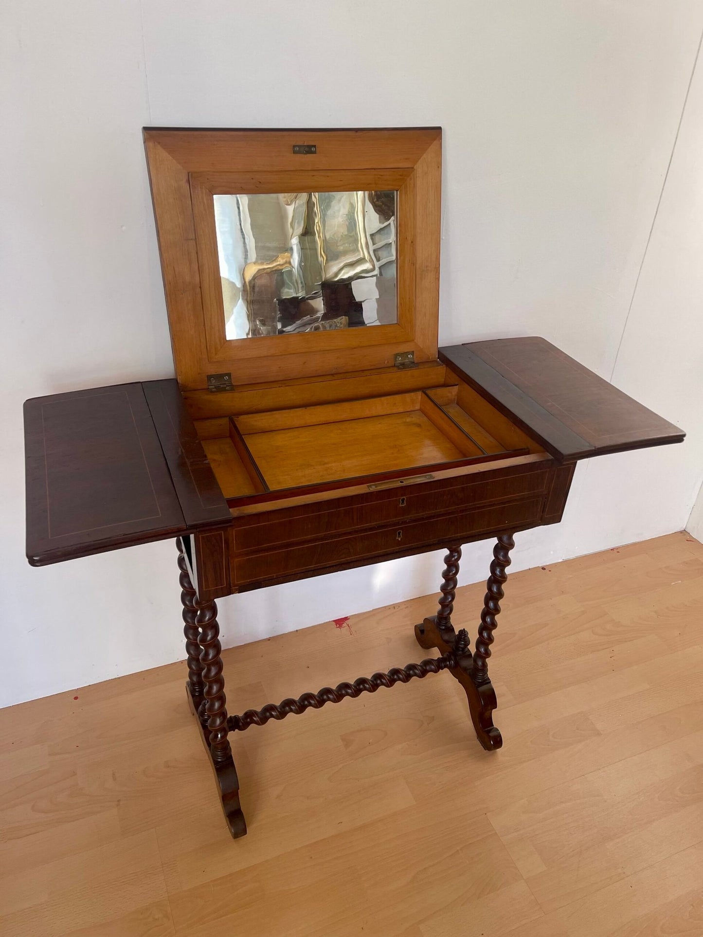 Tavolino scrittoio con gambe tornite a rocchetto