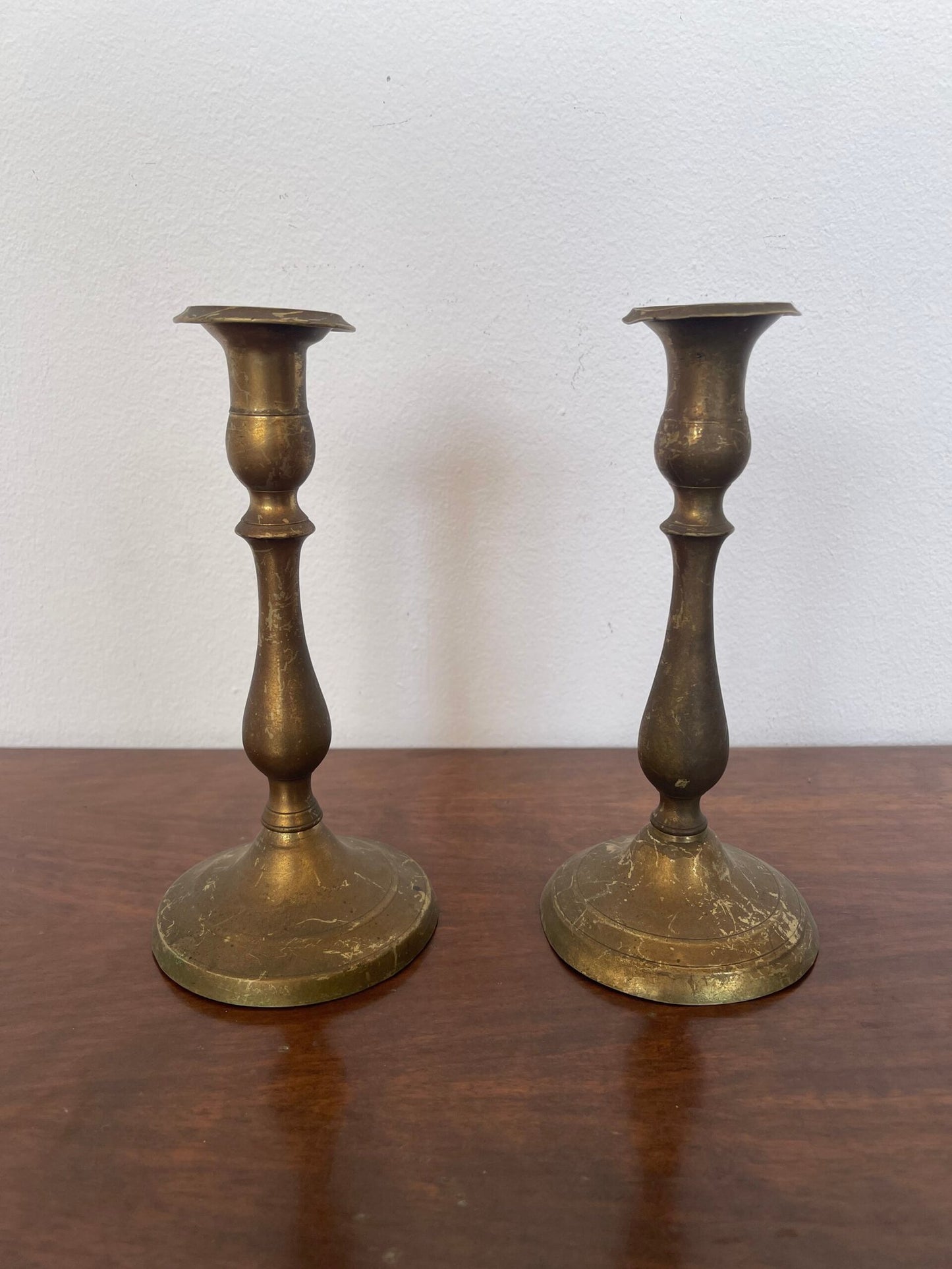 Elegante coppia di candelabri in ottone, dallo stile classico e raffinato.