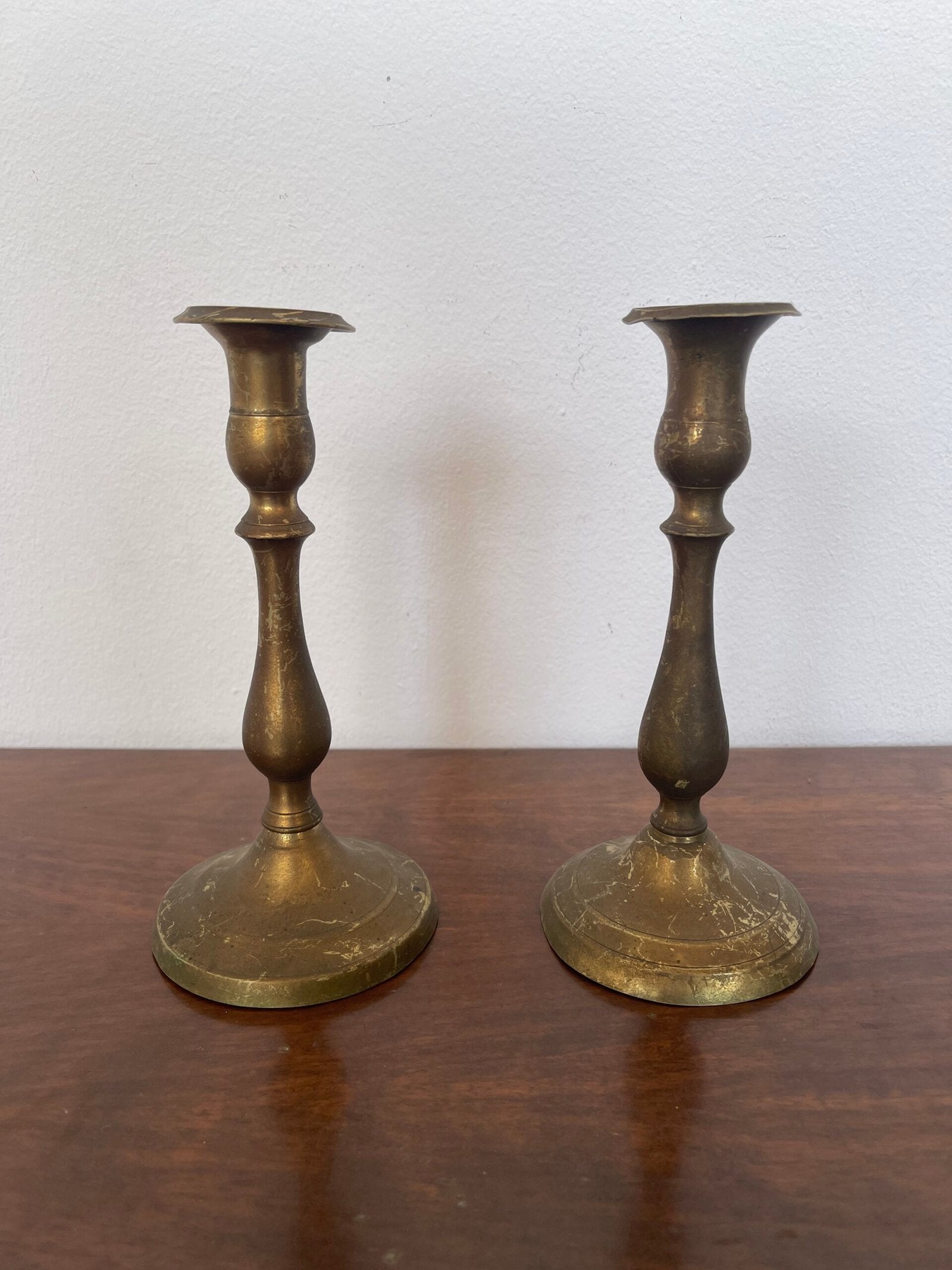 Elegante coppia di candelabri in ottone, dallo stile classico e raffinato.