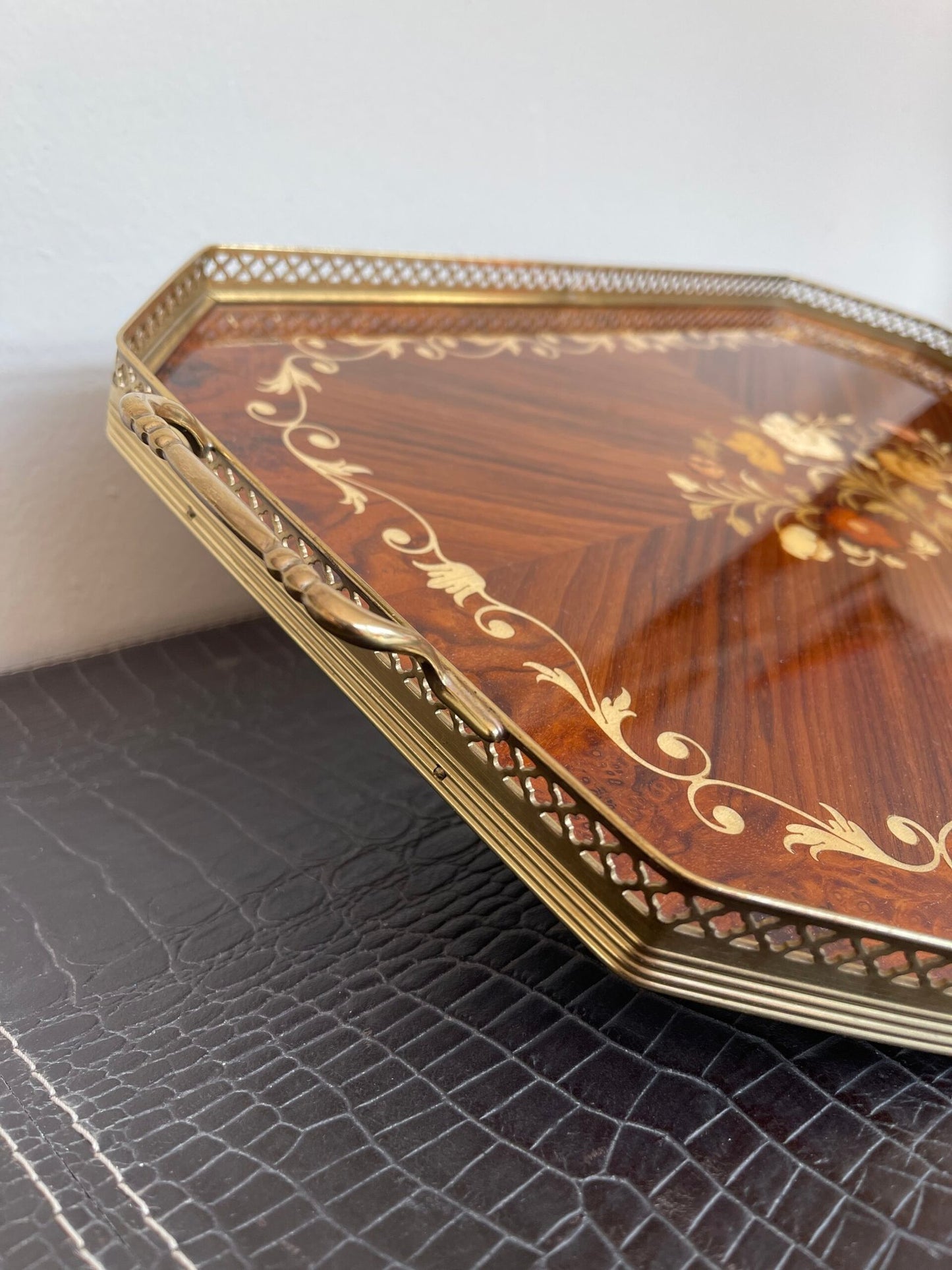 Vassoio Elegante in Legno Intarsiato con Decorazioni Floreali