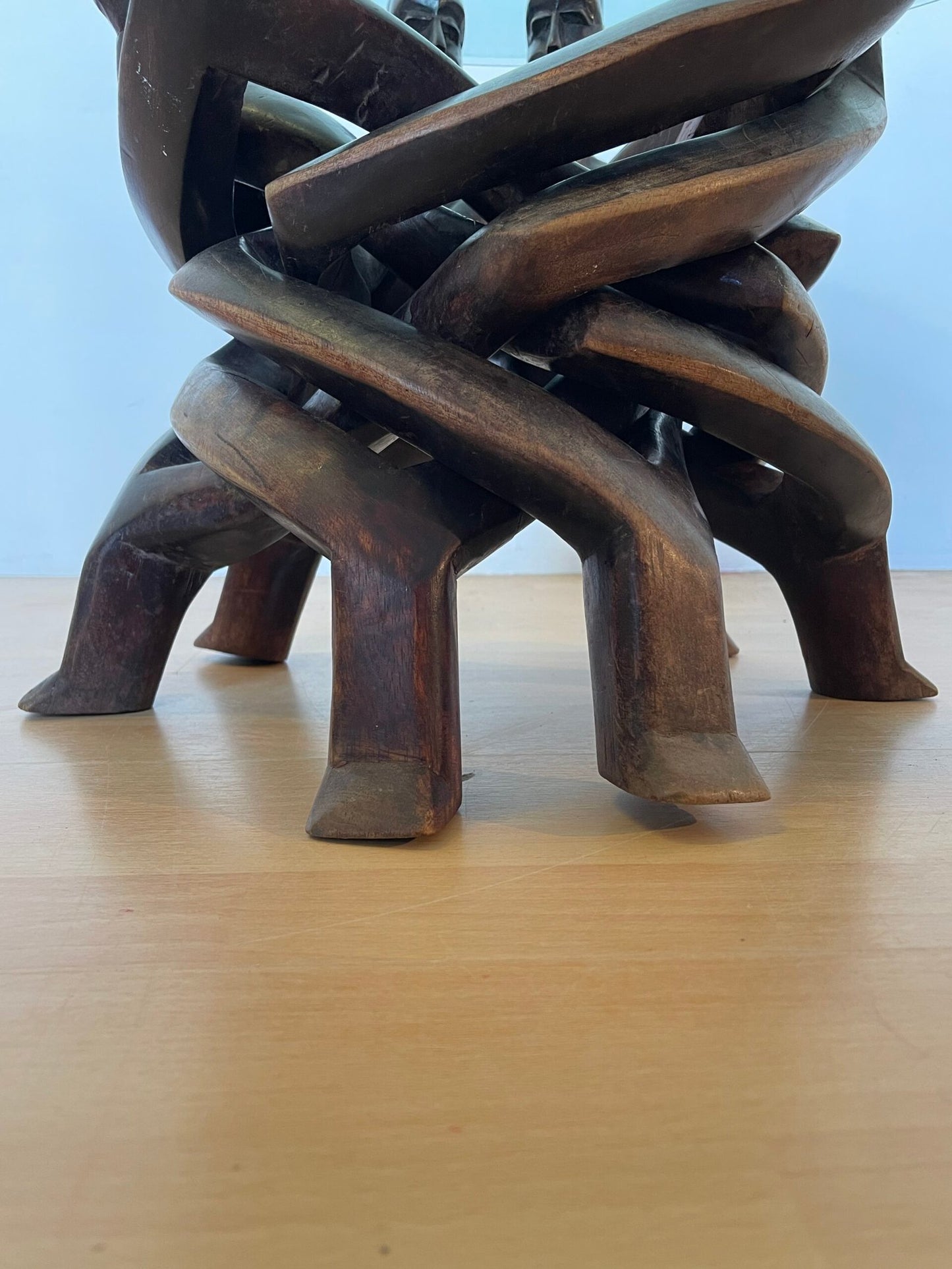 Tavolino Etno-Artistico con Base Scultorea in Legno e Piano in Vetro