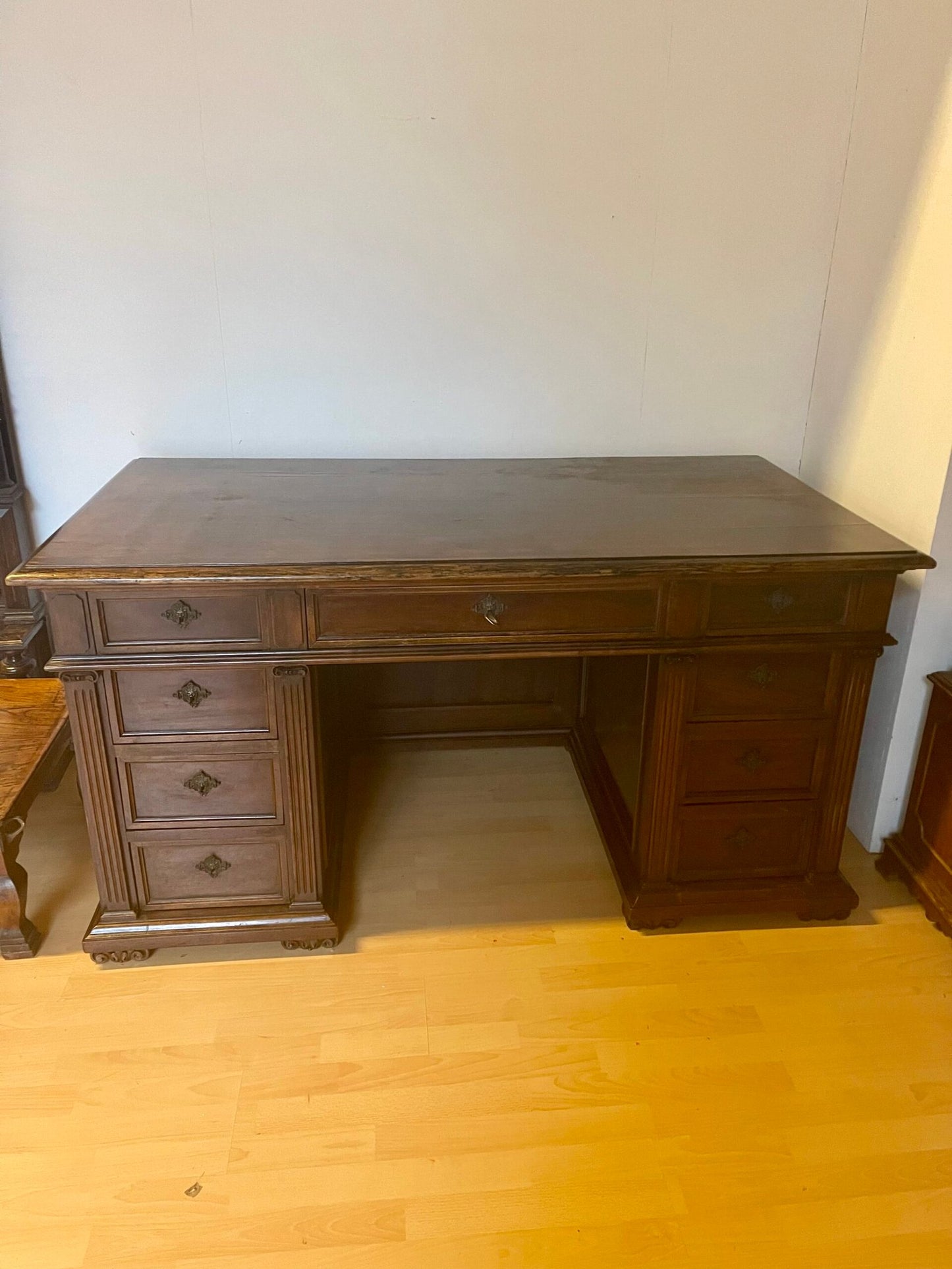 Scrivania classica in legno massello