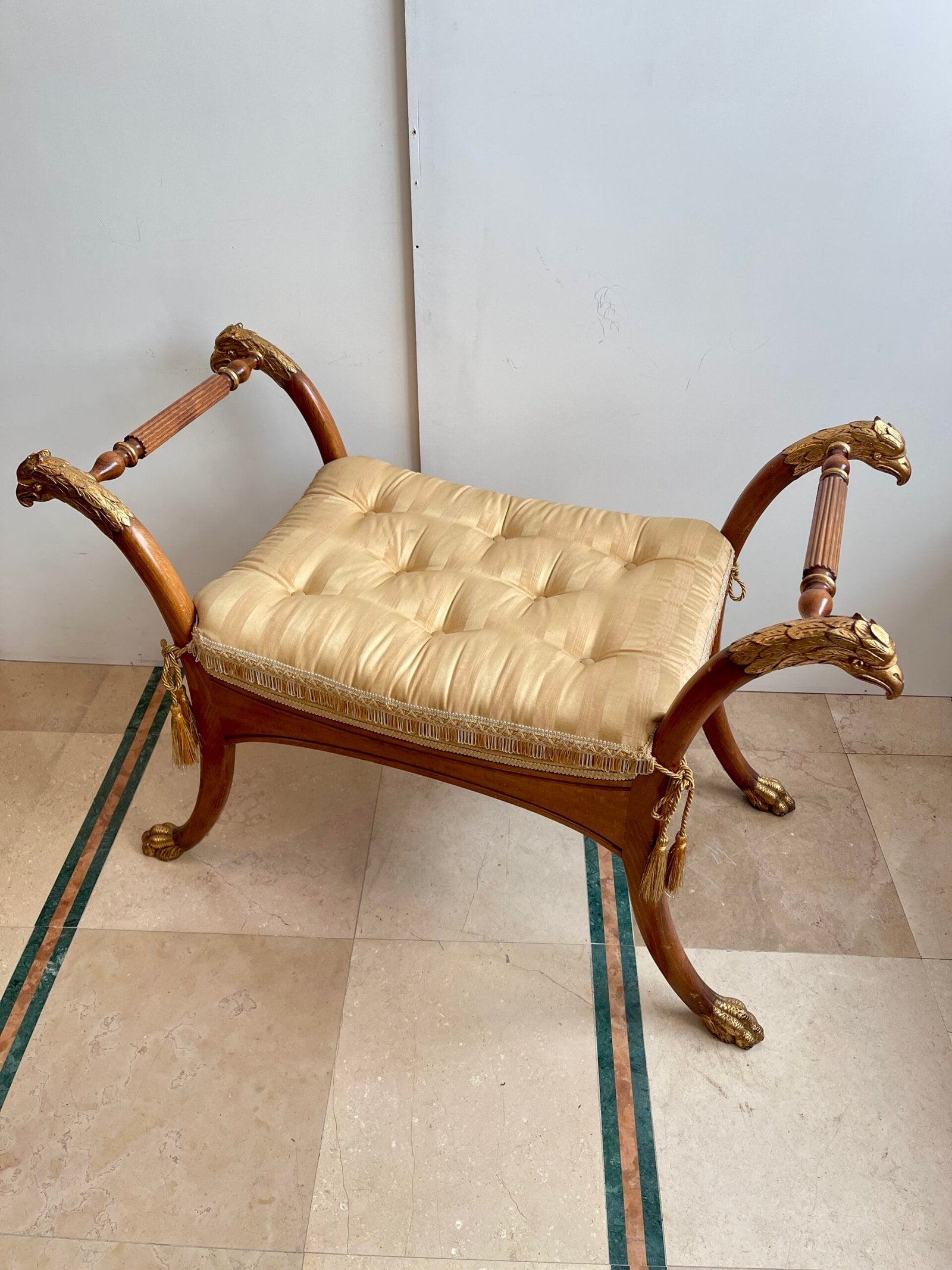 Sgabello in stile neoclassico con braccioli a testa d’aquila e finiture dorate