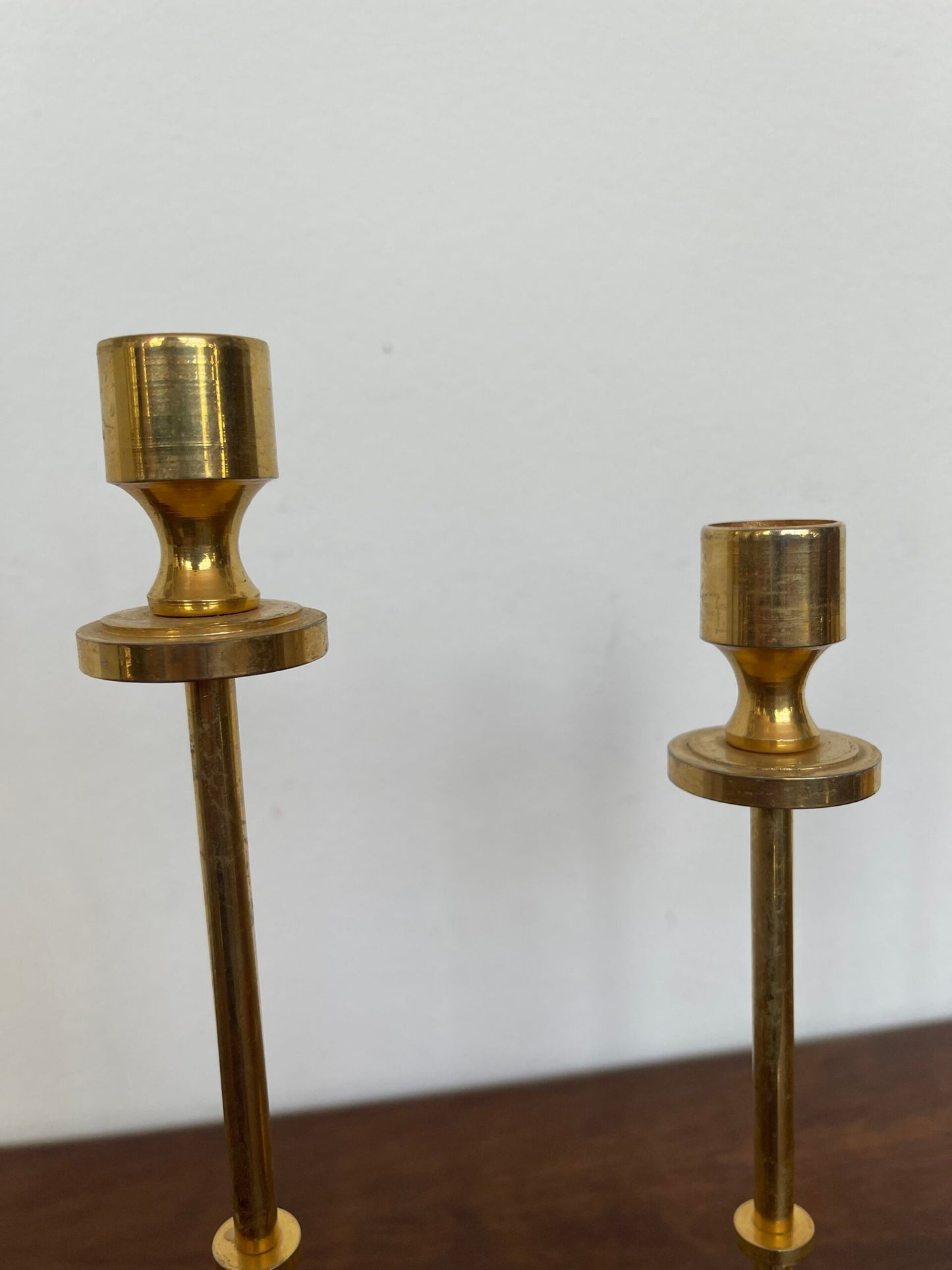 Tris di portacandele modernisti in ottone lucido, dal design minimalista ed elegante.