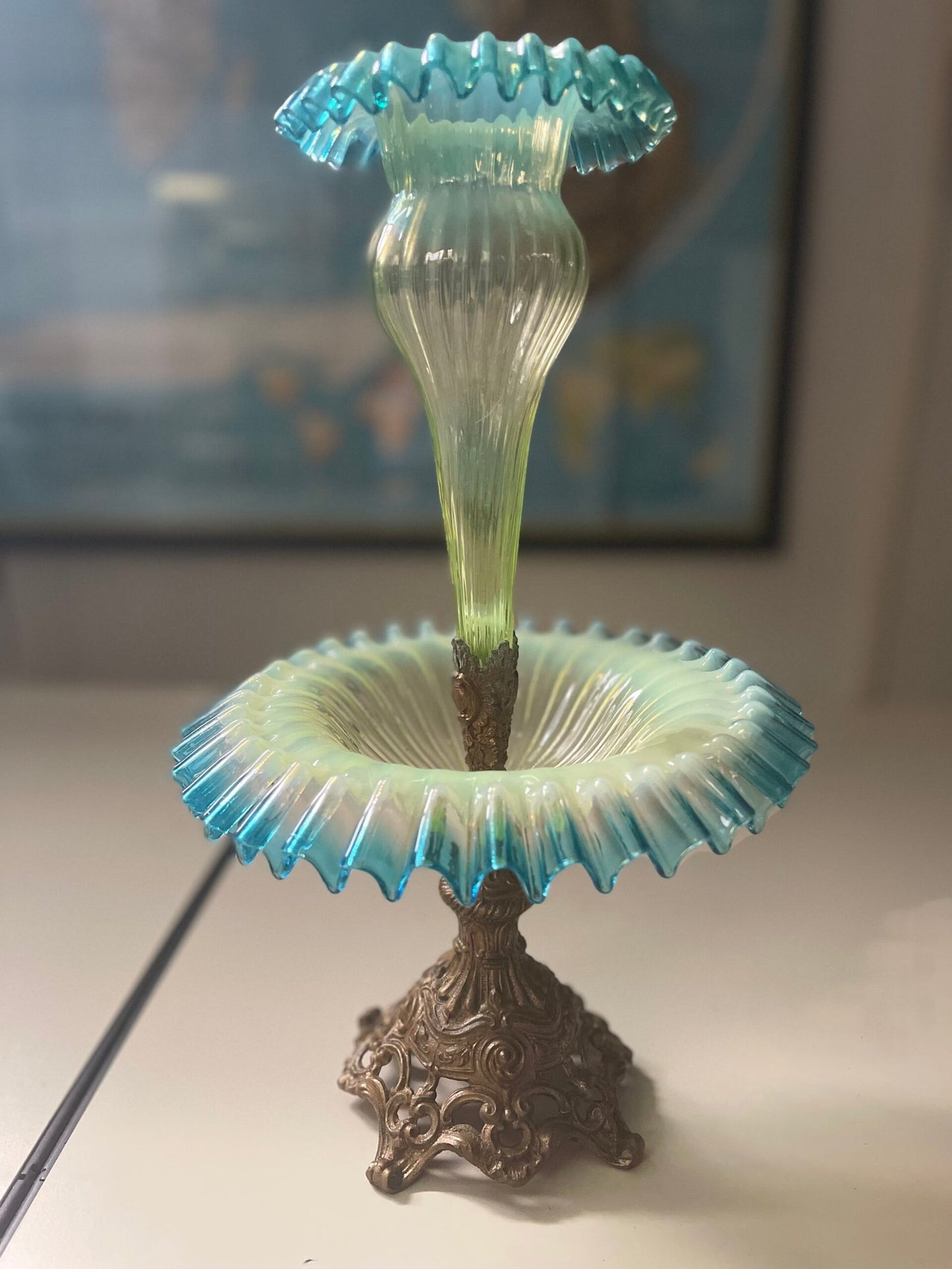 Affascinante Epergne in Vetro Opalescente su Base Ornata
