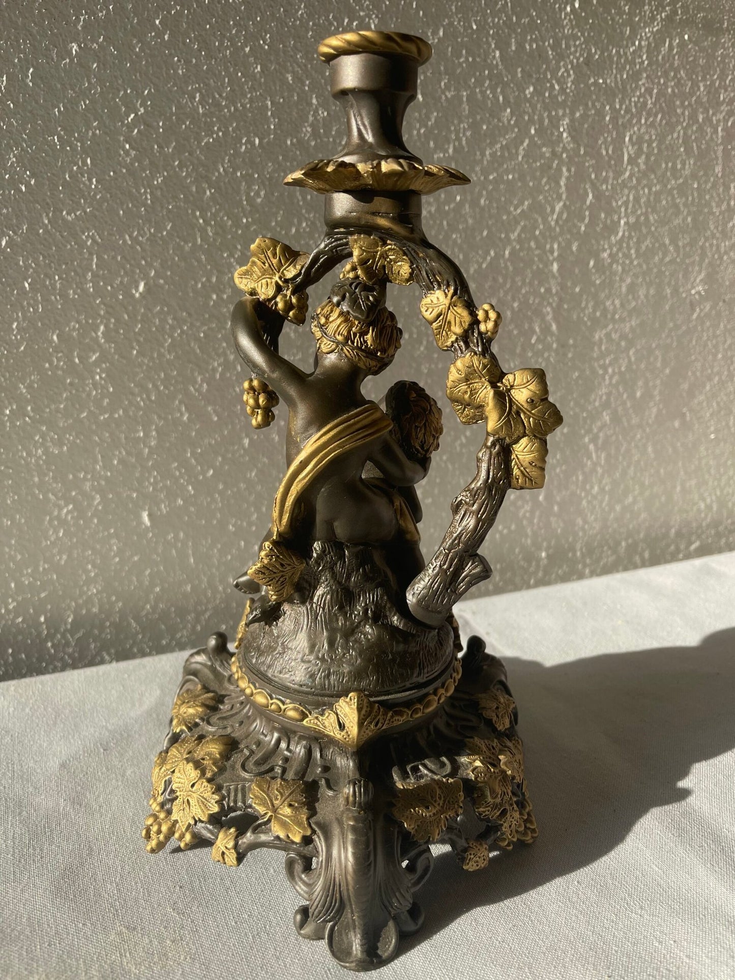 Candelabro con Putti e Motivi Viticci