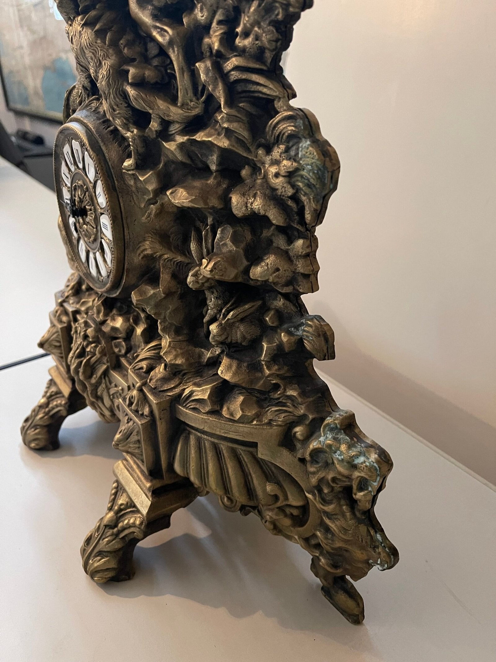 Orologio da caminetto in bronzo con scena di caccia a cavallo