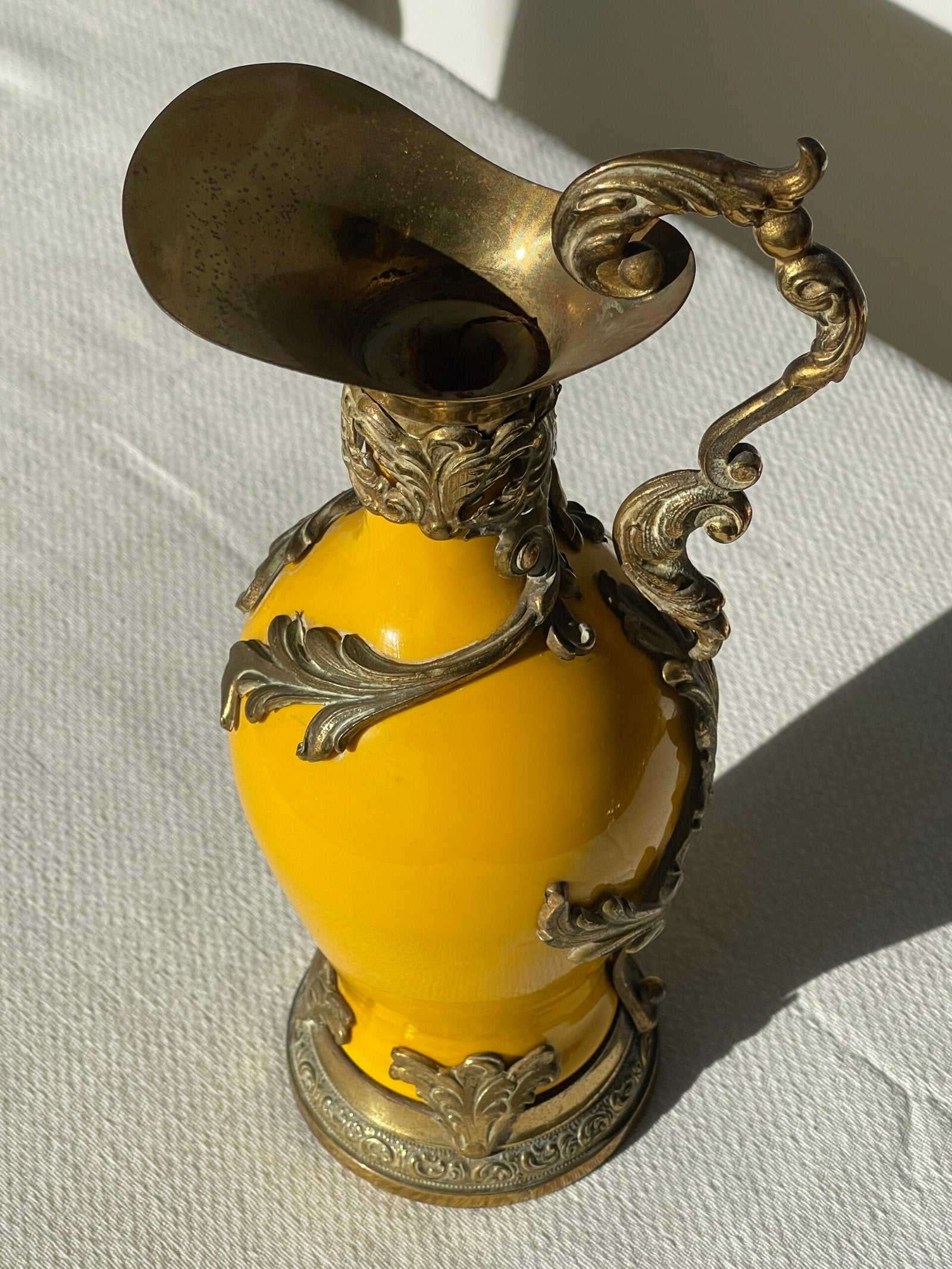 Brocca Decorativa in Ceramica Gialla con Applicazioni in Metallo –