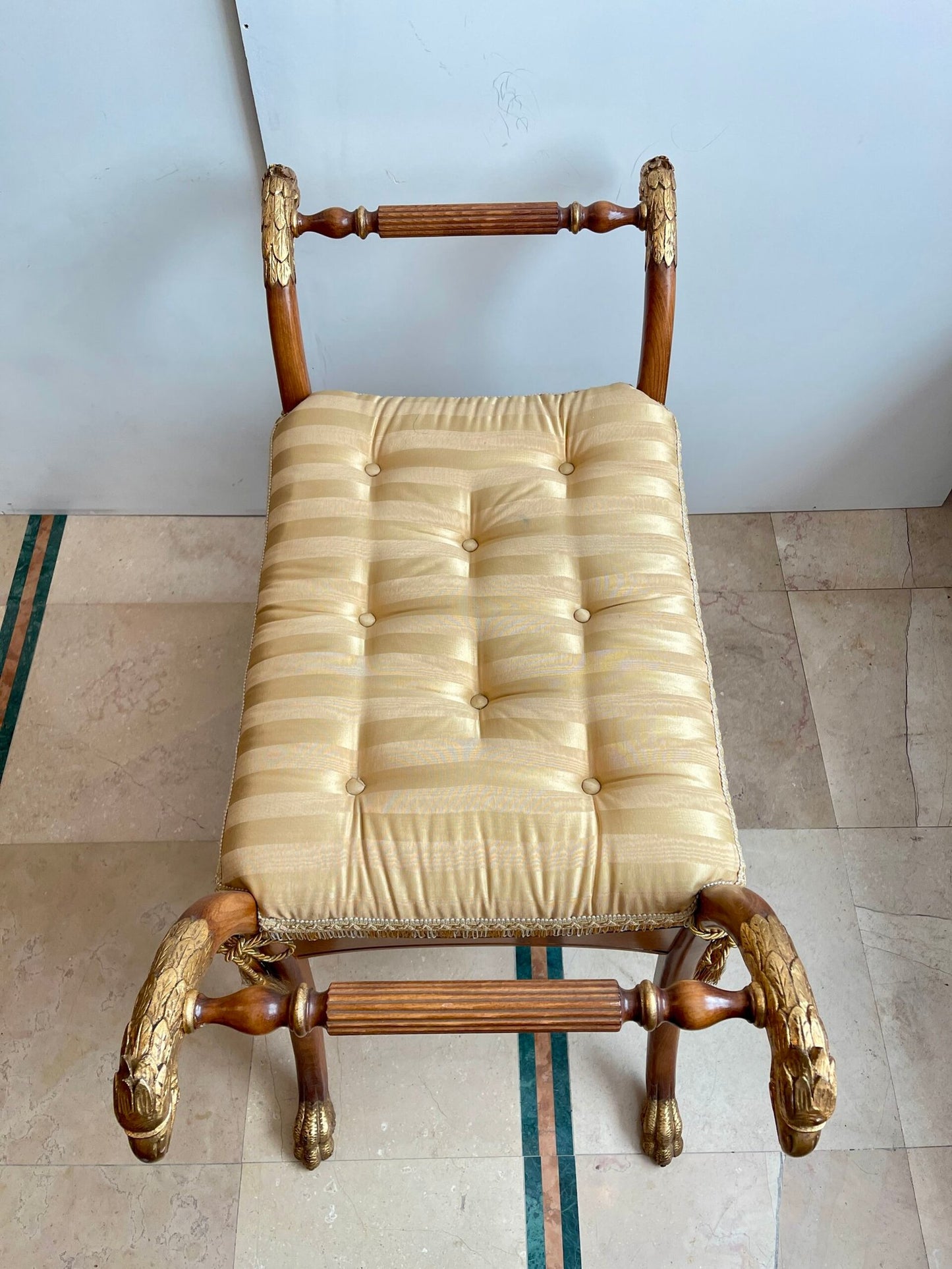 Sgabello in stile neoclassico con braccioli a testa d’aquila e finiture dorate